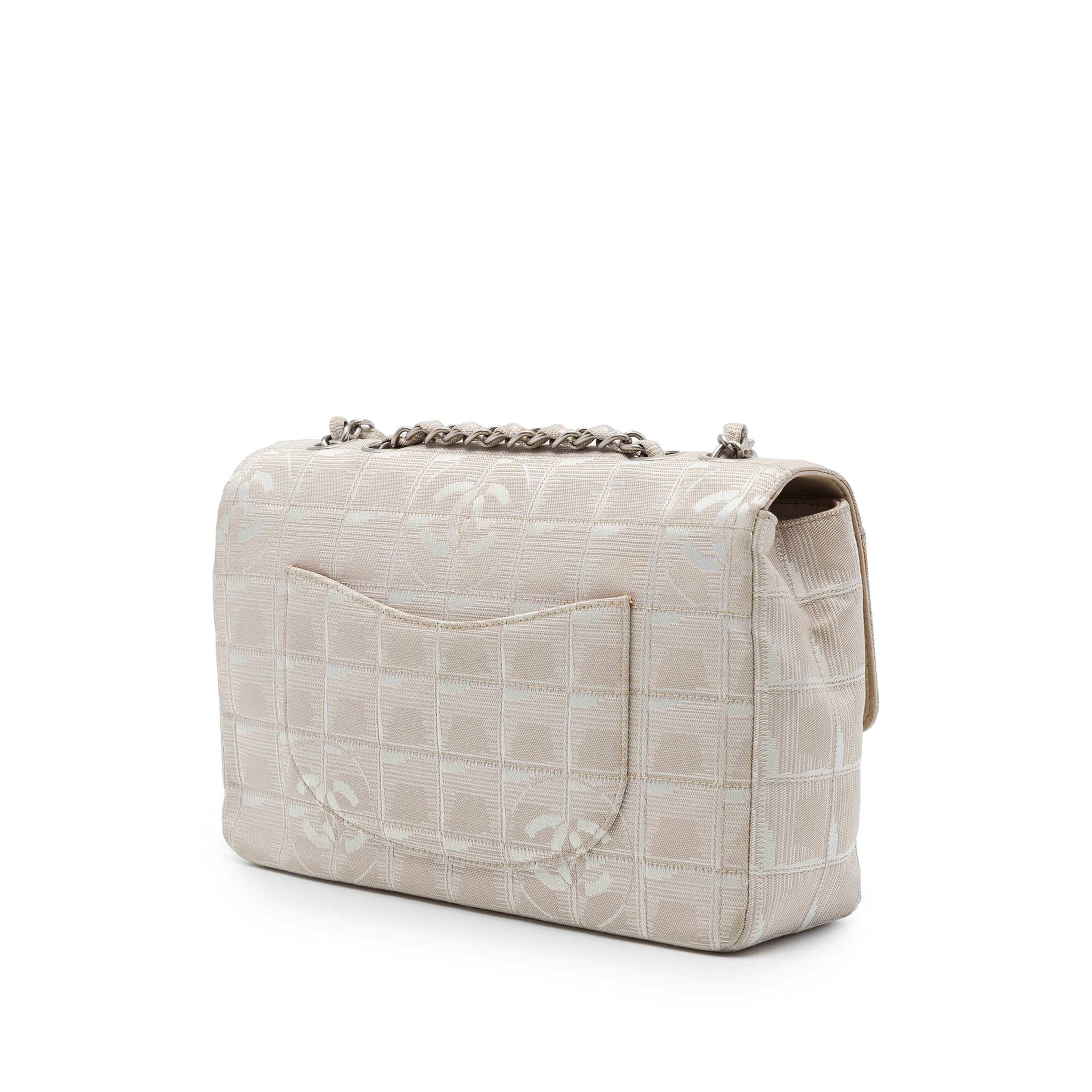 Chanel New Travel Line Medium Nylon Single Flap, från Luxclusif, i färgen beige. Klicka för att öppna bilden i stort format