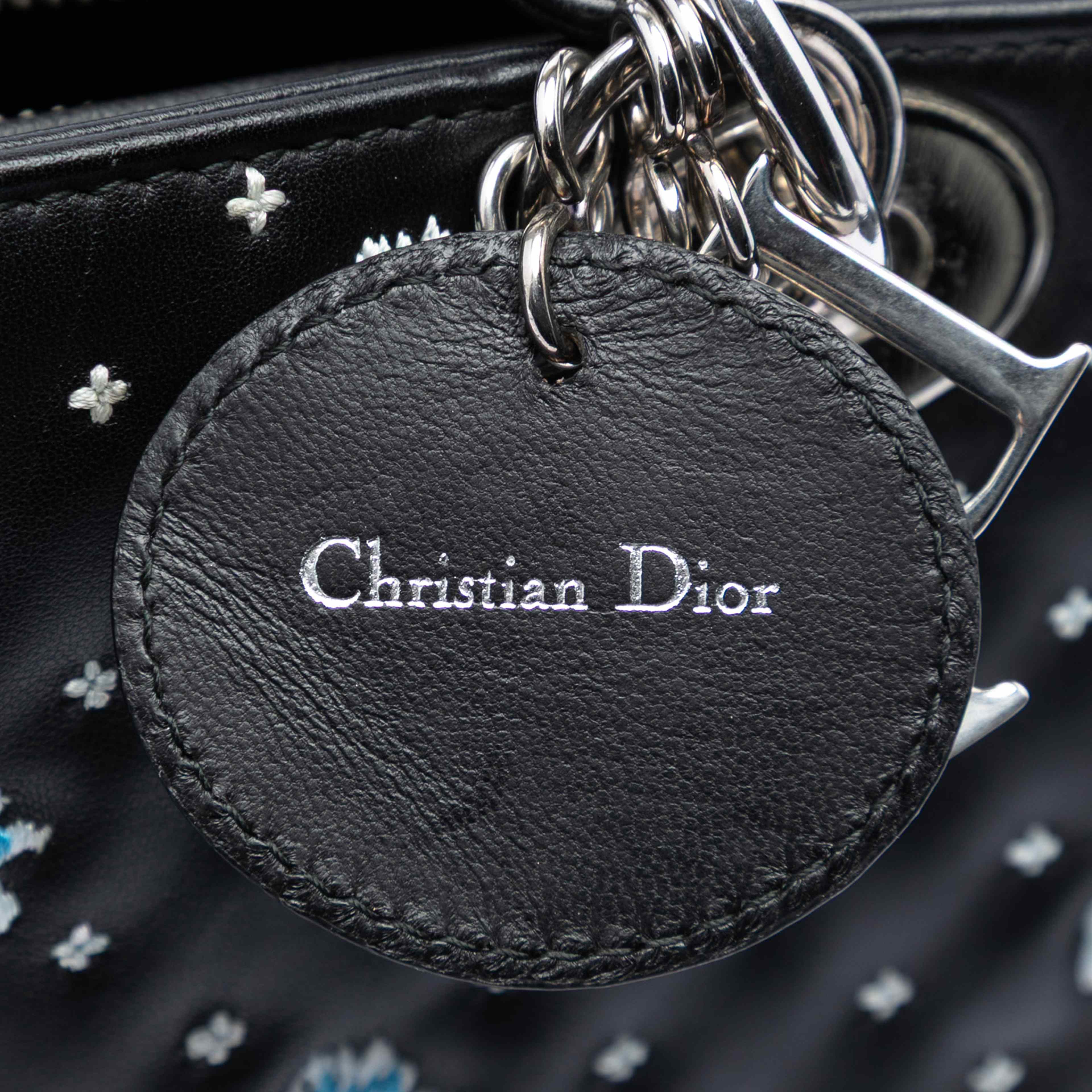 Dior Medium Calfskin Embroidered Flower Lady Dior, från Luxclusif, i färgen black. Klicka för att öppna bilden i stort format
