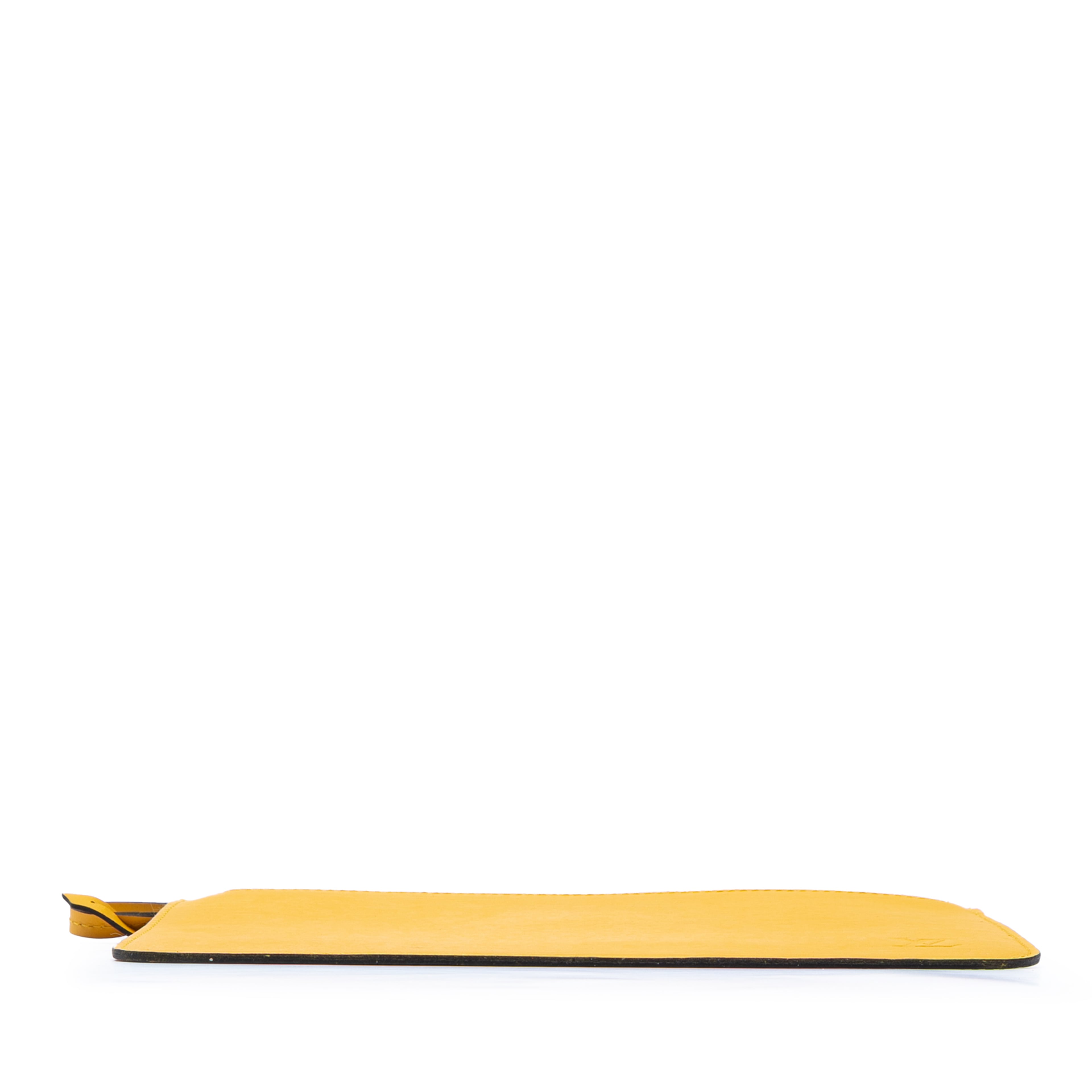 Louis Vuitton Epi Neverfull Pouch, från Luxclusif, i färgen yellow. Klicka för att öppna bilden i stort format