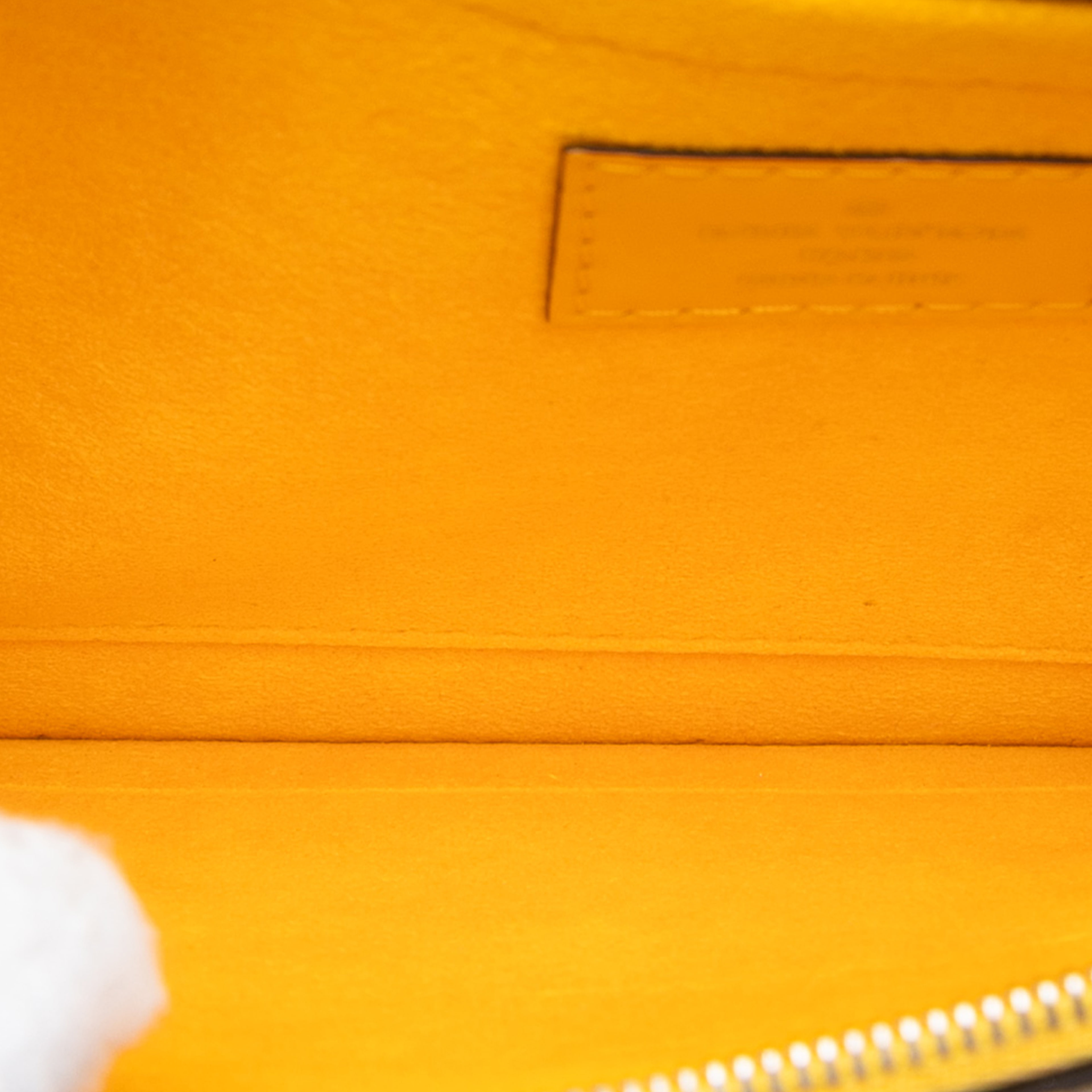 Louis Vuitton Epi Neverfull Pouch, från Luxclusif, i färgen yellow. Klicka för att öppna bilden i stort format