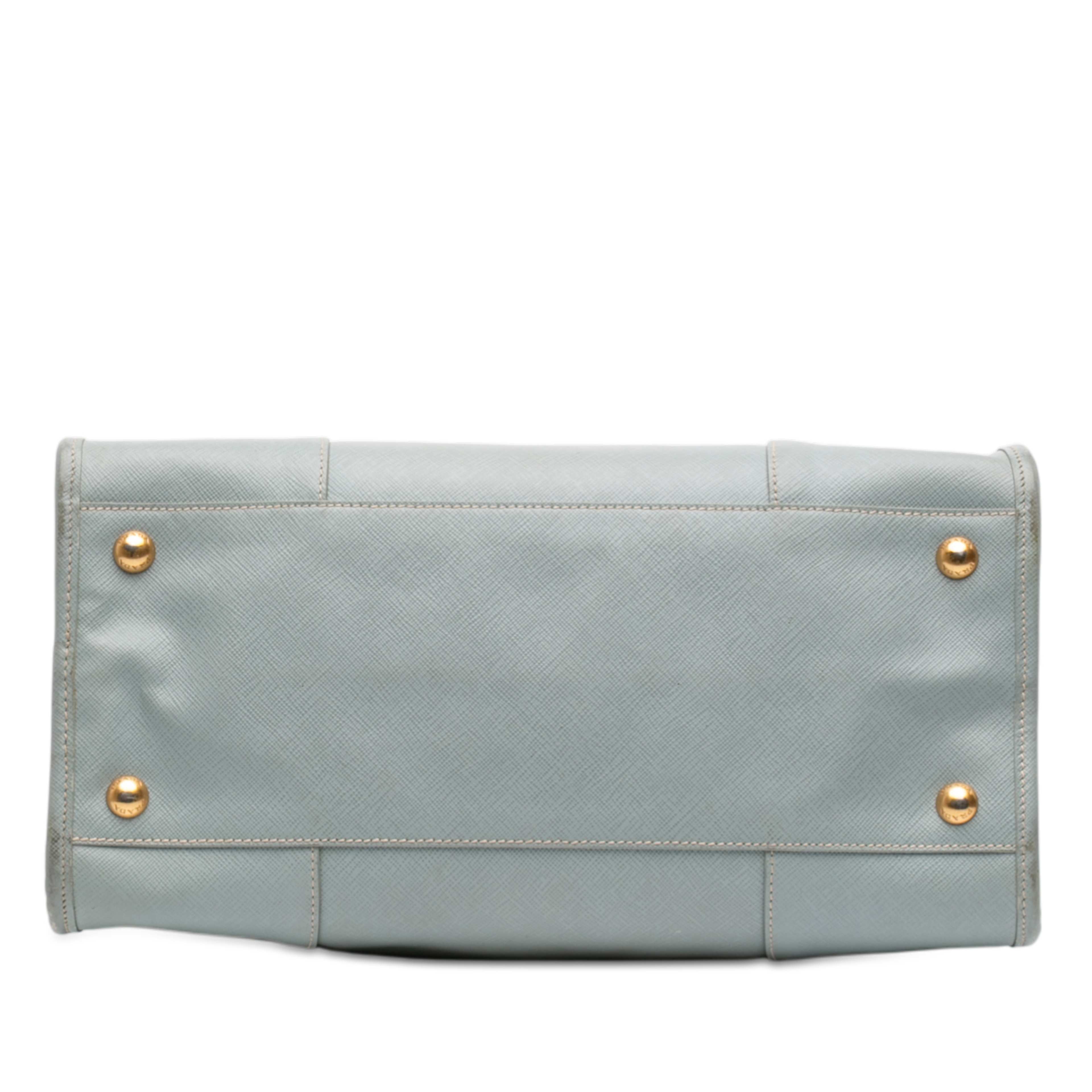 Prada Saffiano Lux Shopping Tote, från Luxclusif, i färgen blå. Klicka för att öppna bilden i stort format