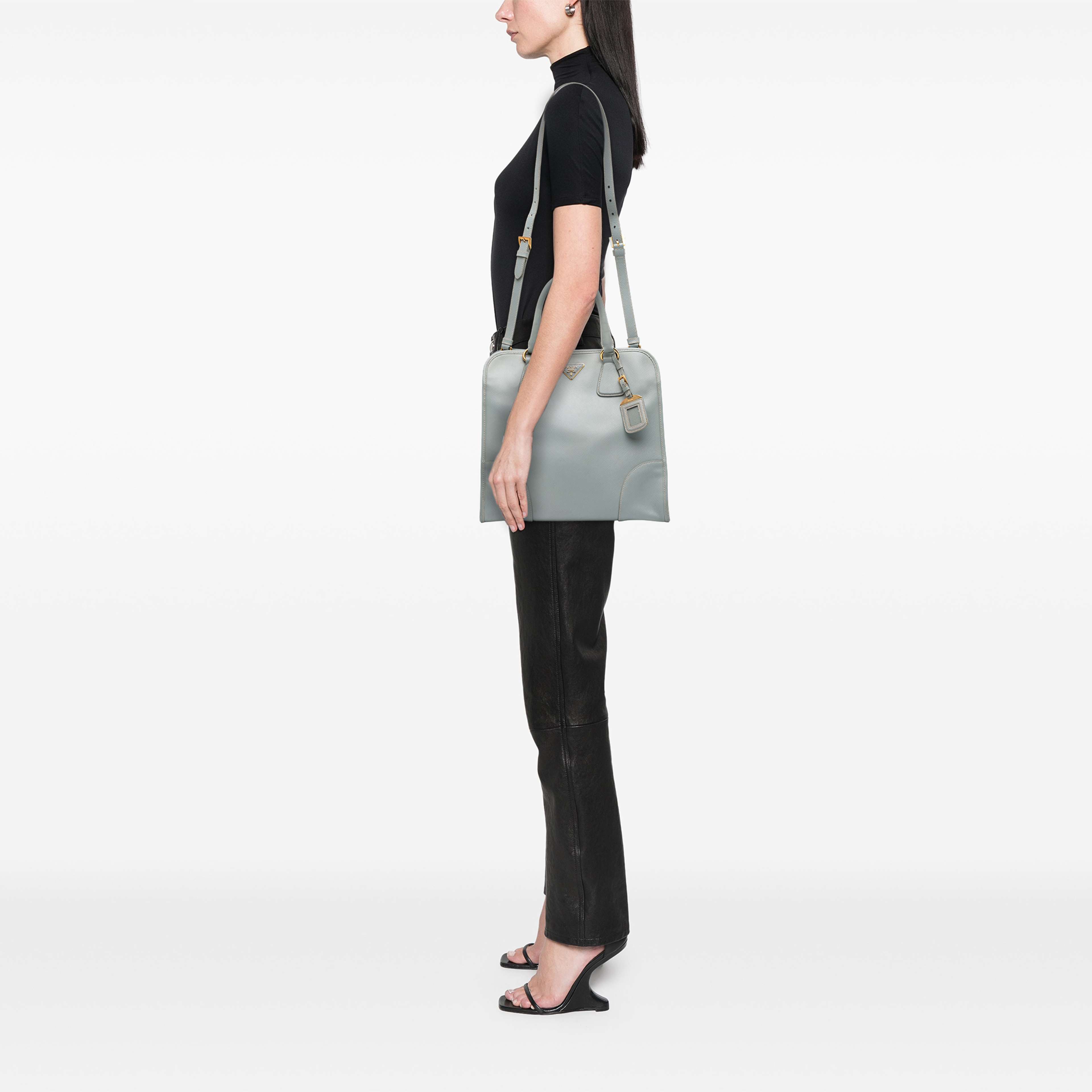 Prada Saffiano Lux Shopping Tote, från Luxclusif, i färgen blå. Klicka för att öppna bilden i stort format