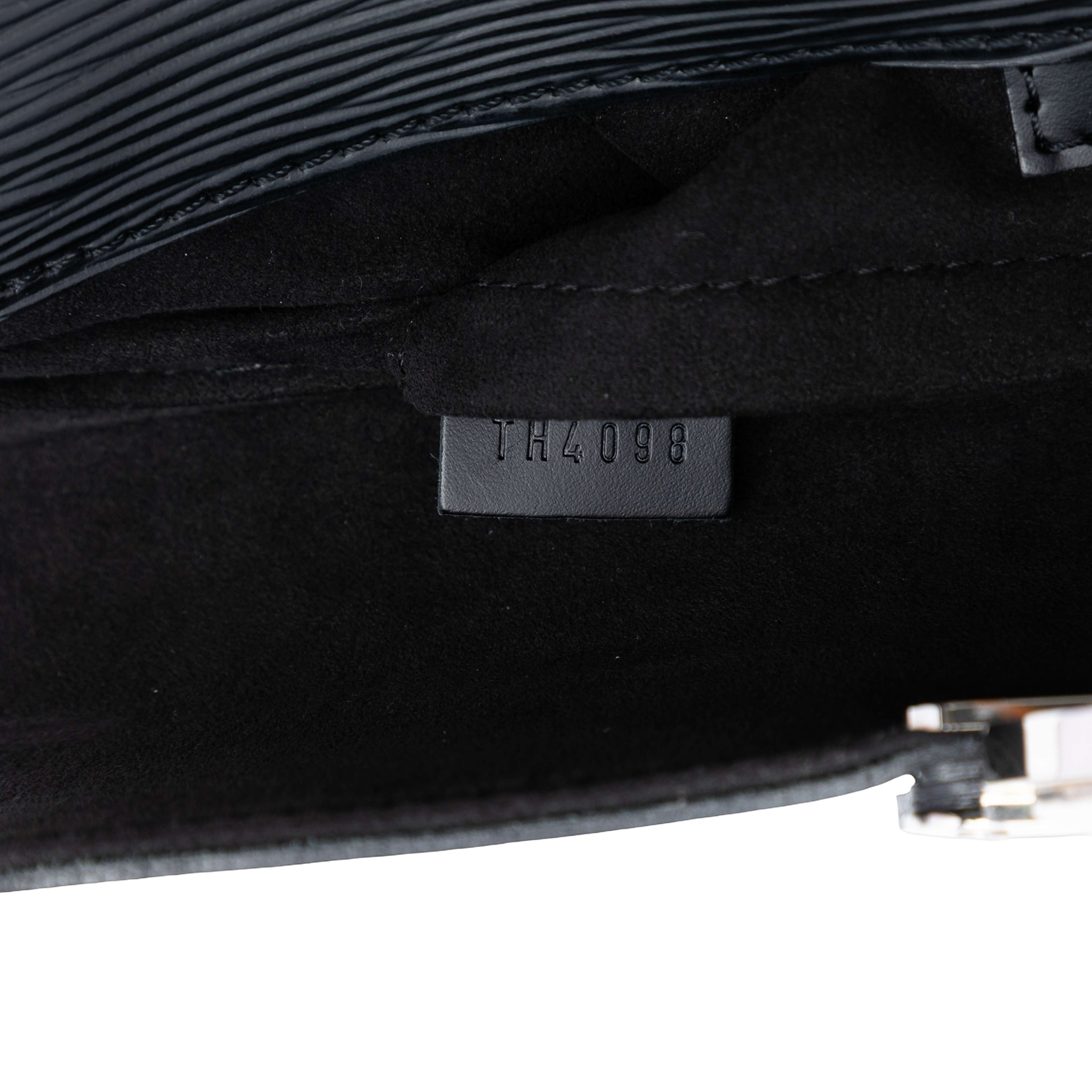 Louis Vuitton Epi Pochette Montaigne, från Luxclusif, i färgen black. Klicka för att öppna bilden i stort format