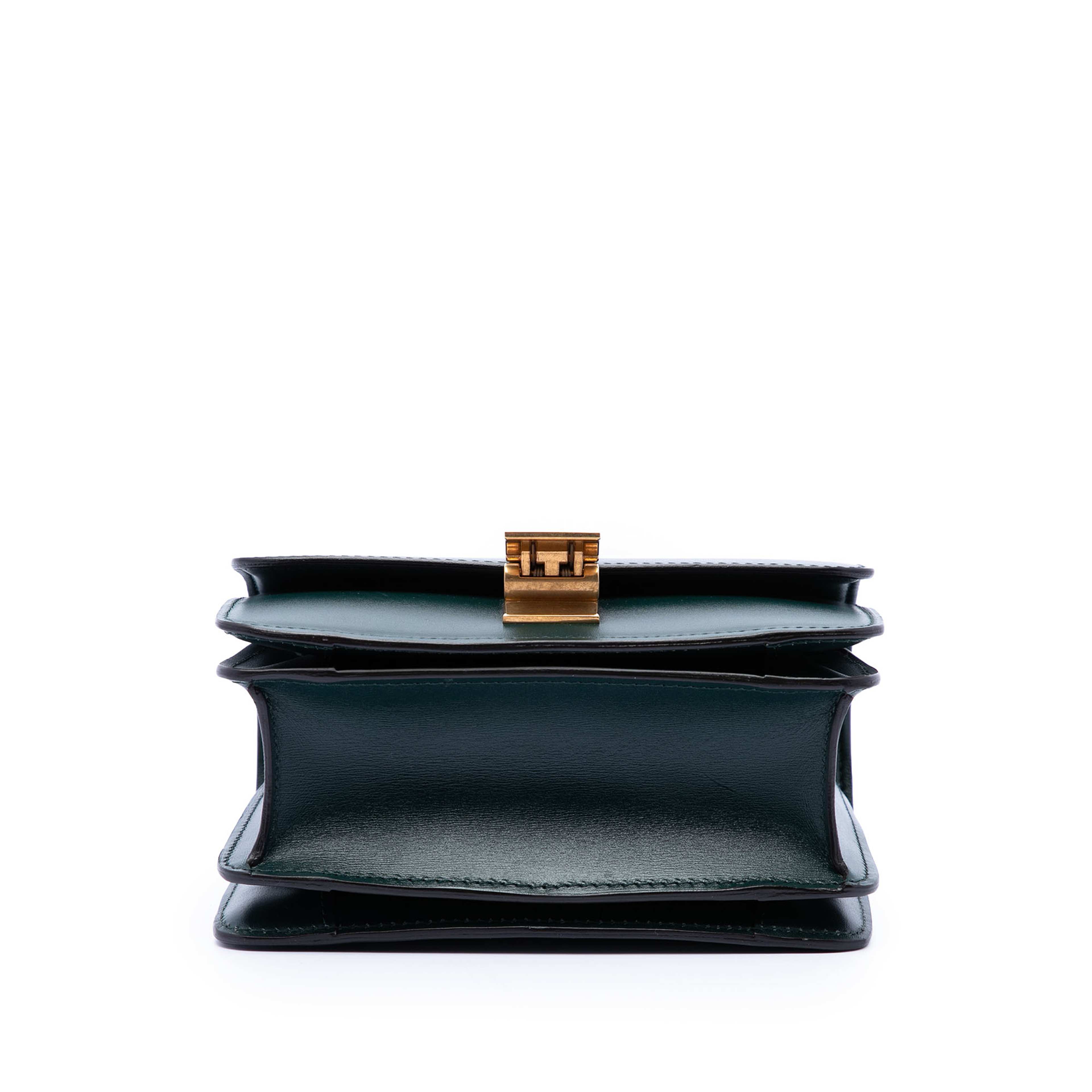 Celine Small Calfskin Classic Box, från Luxclusif, i färgen grön. Klicka för att öppna bilden i stort format