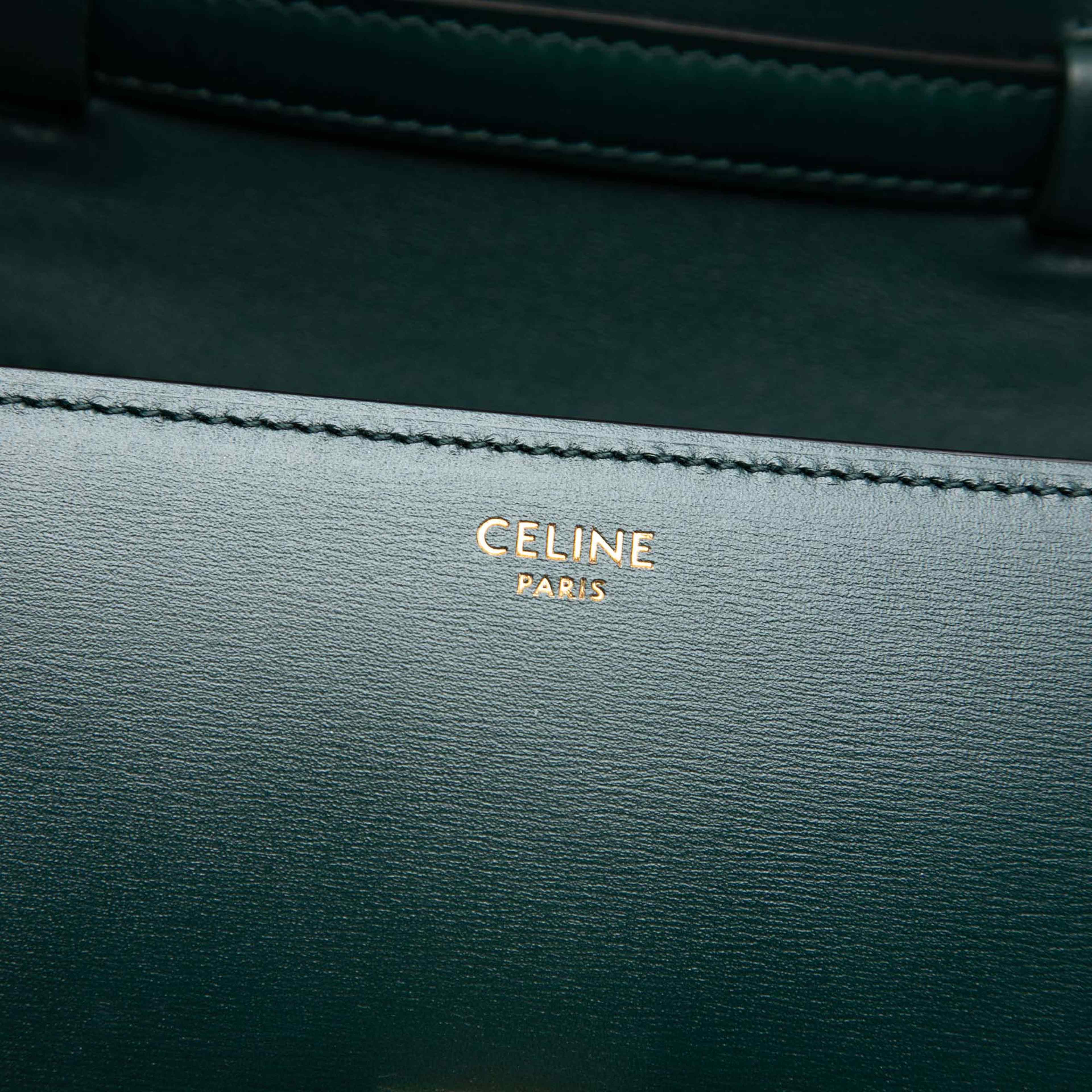 Celine Small Calfskin Classic Box, från Luxclusif, i färgen grön. Klicka för att öppna bilden i stort format