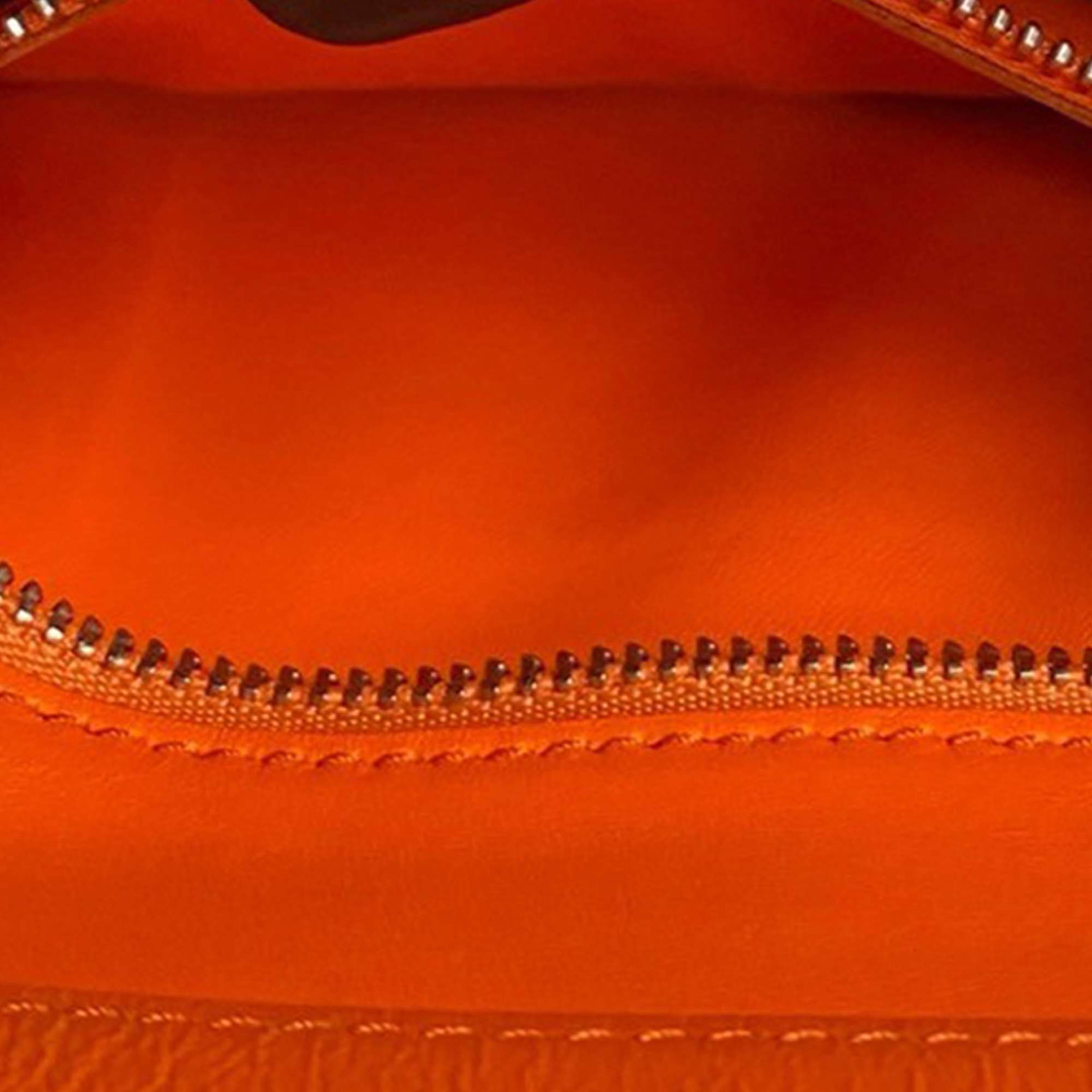 Celine Small Calfskin Classic Box, från Luxclusif, i färgen dark orange. Klicka för att öppna bilden i stort format