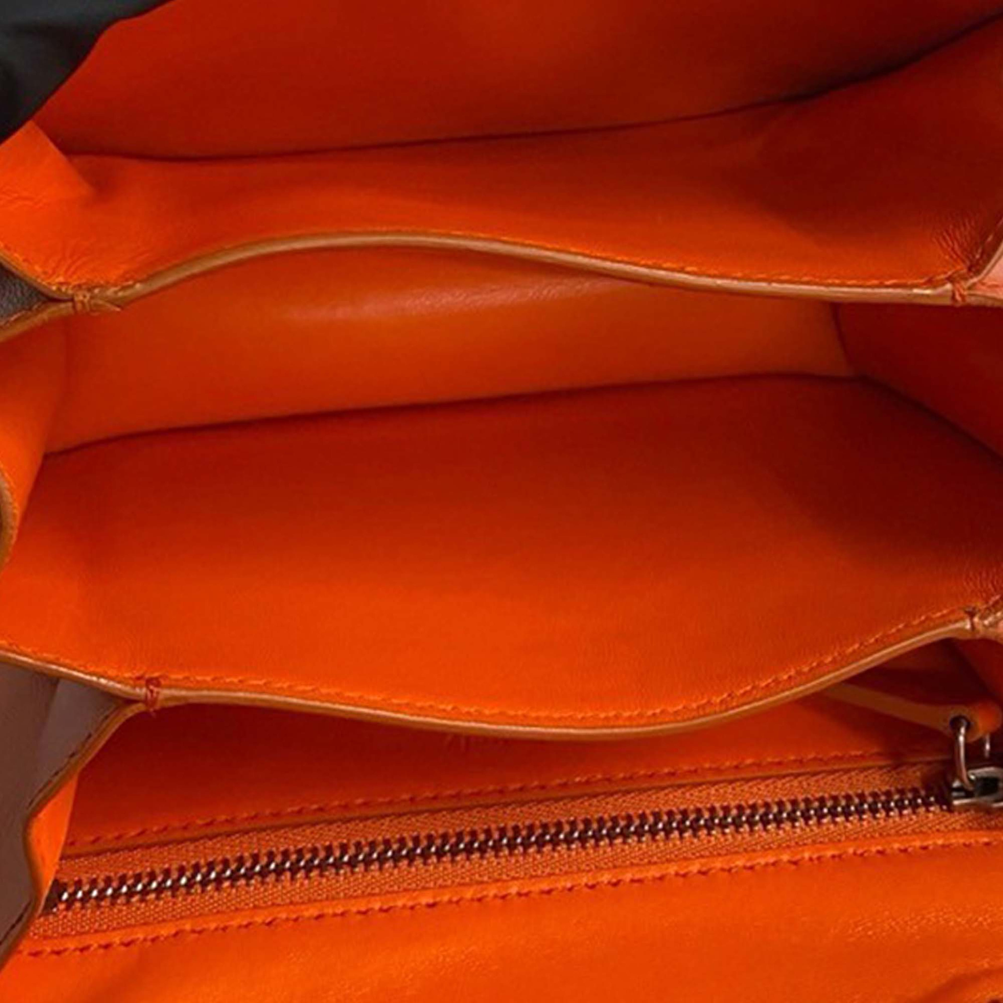 Celine Small Calfskin Classic Box, från Luxclusif, i färgen dark orange. Klicka för att öppna bilden i stort format