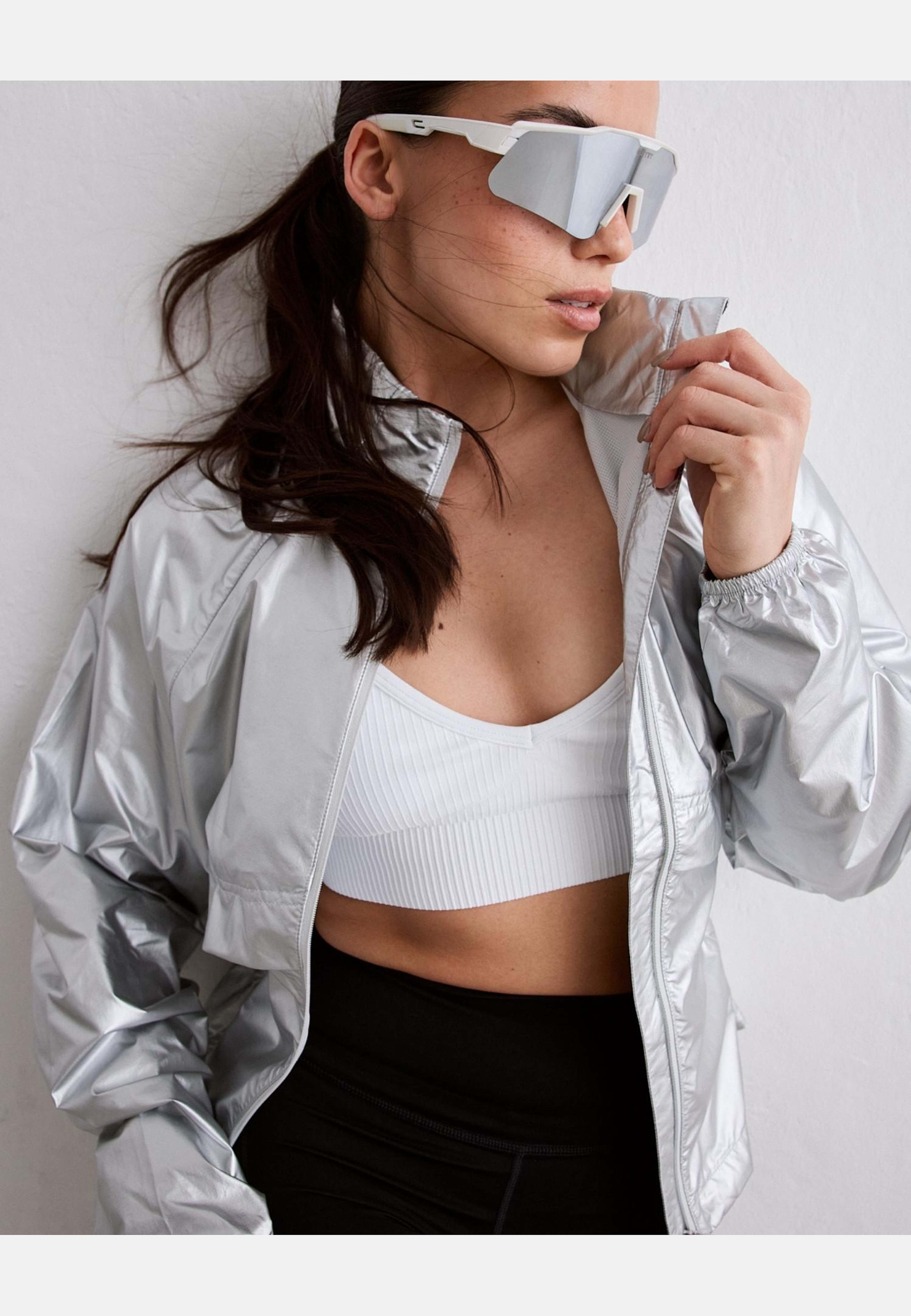 Metallic Running Jacket, från aim'n, i färgen silver. Klicka för att öppna bilden i stort format