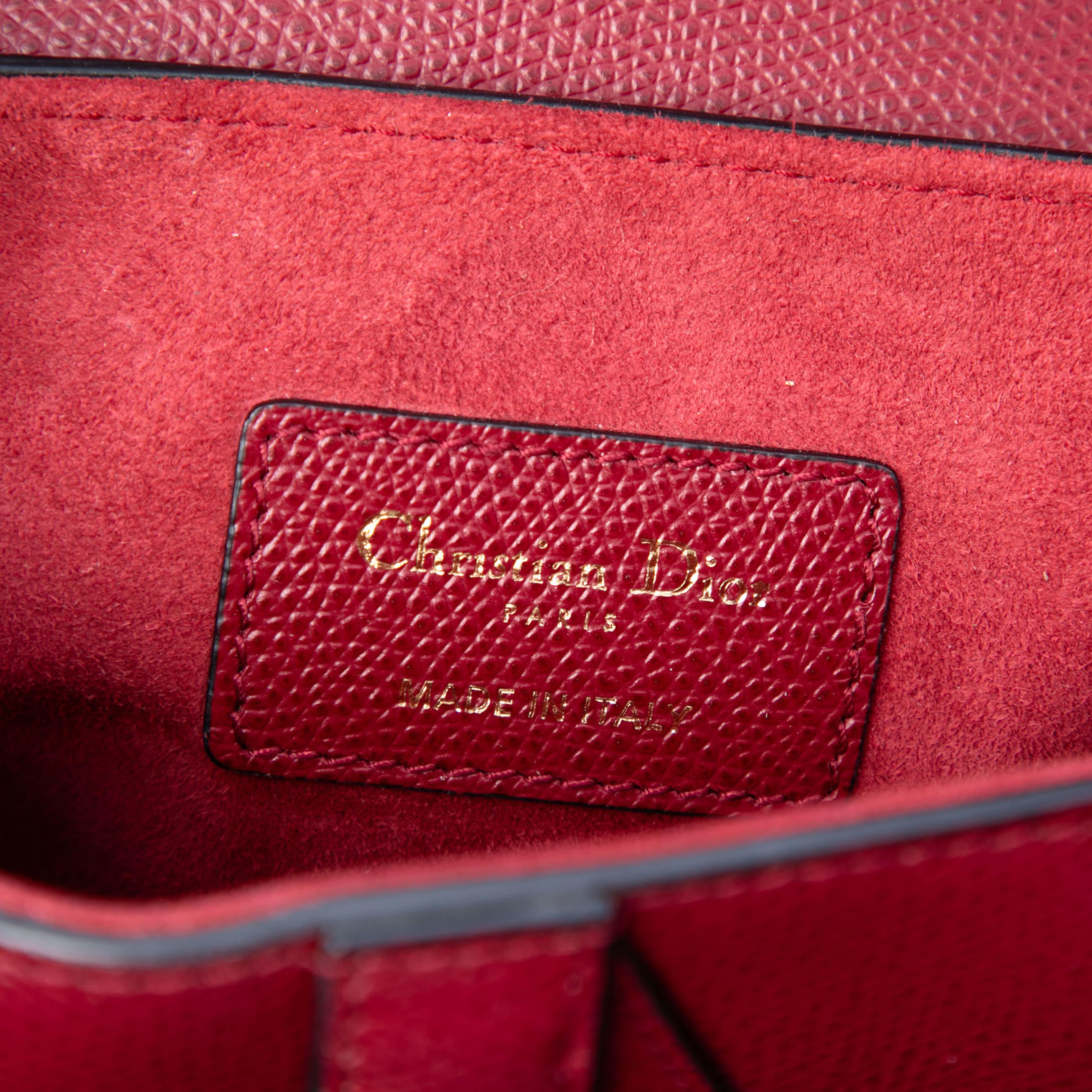 Dior Mini Grained Calfskin Saddle Bag, från Luxclusif, i färgen dark red. Klicka för att öppna bilden i stort format