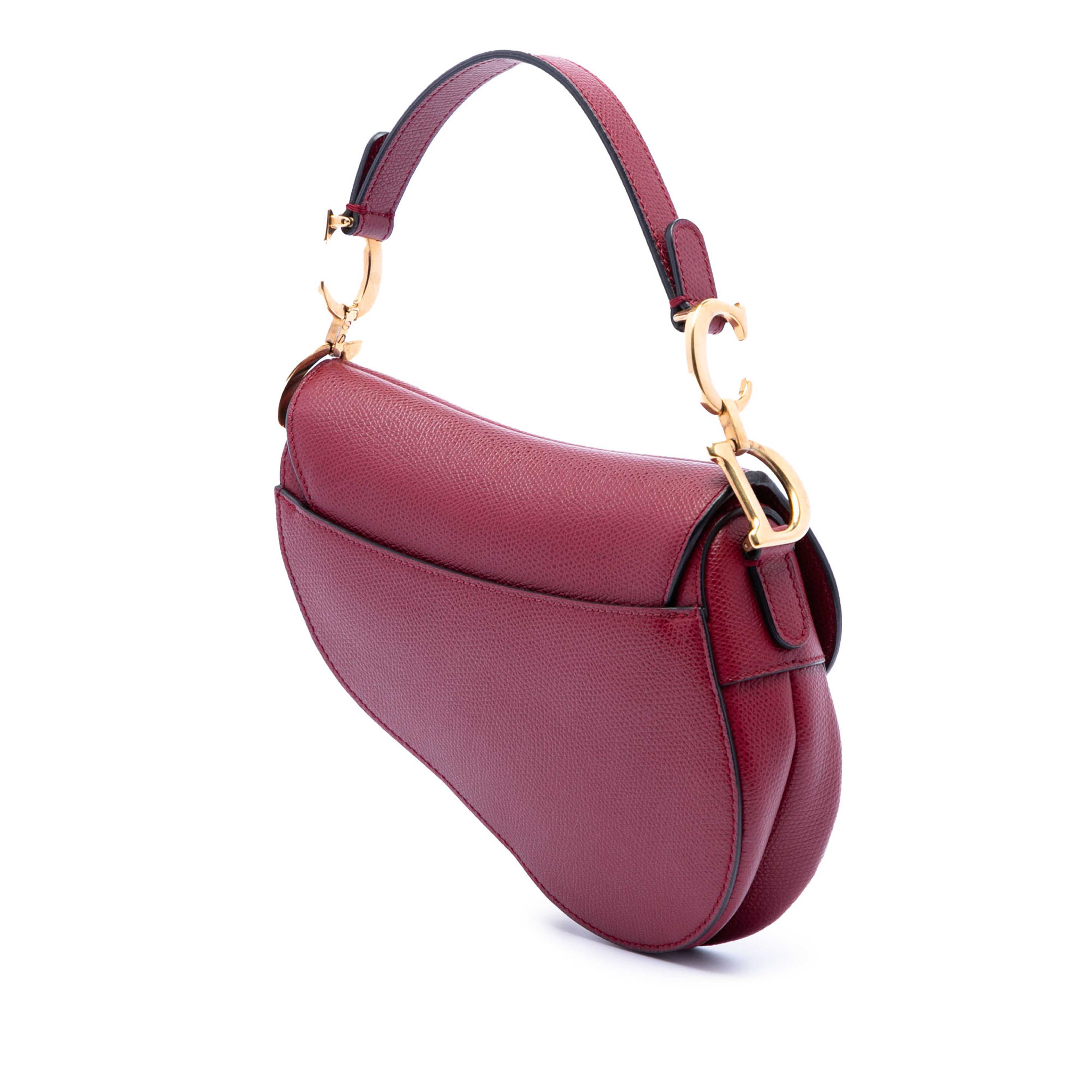 Dior Mini Grained Calfskin Saddle Bag, från Luxclusif, i färgen röd. Klicka för att öppna bilden i stort format