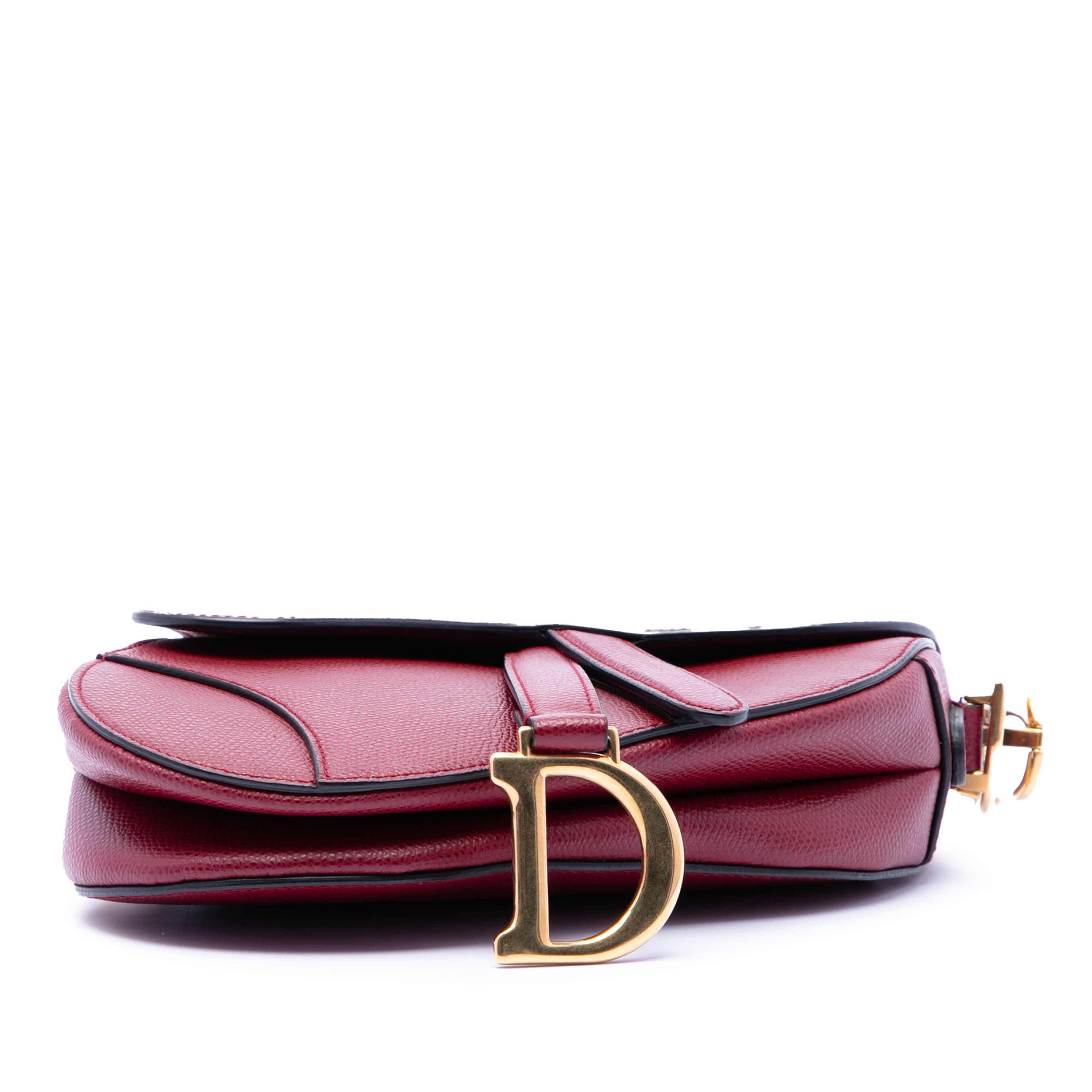 Dior Mini Grained Calfskin Saddle Bag, från Luxclusif, i färgen röd. Klicka för att öppna bilden i stort format