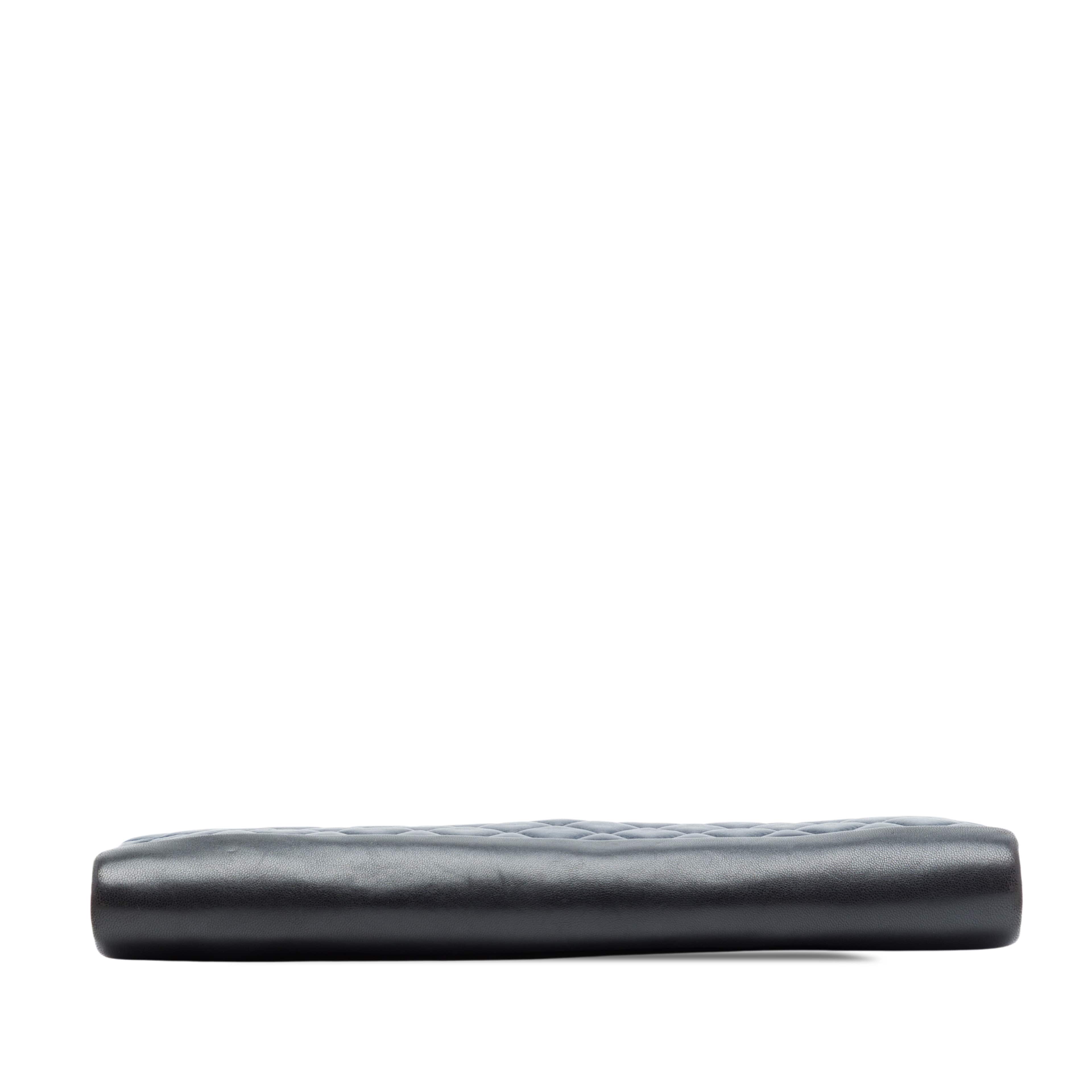 Chanel Cc Quilted Lambskin Pearl Evening Baguette Clutch, från Luxclusif, i färgen blå. Klicka för att öppna bilden i stort format