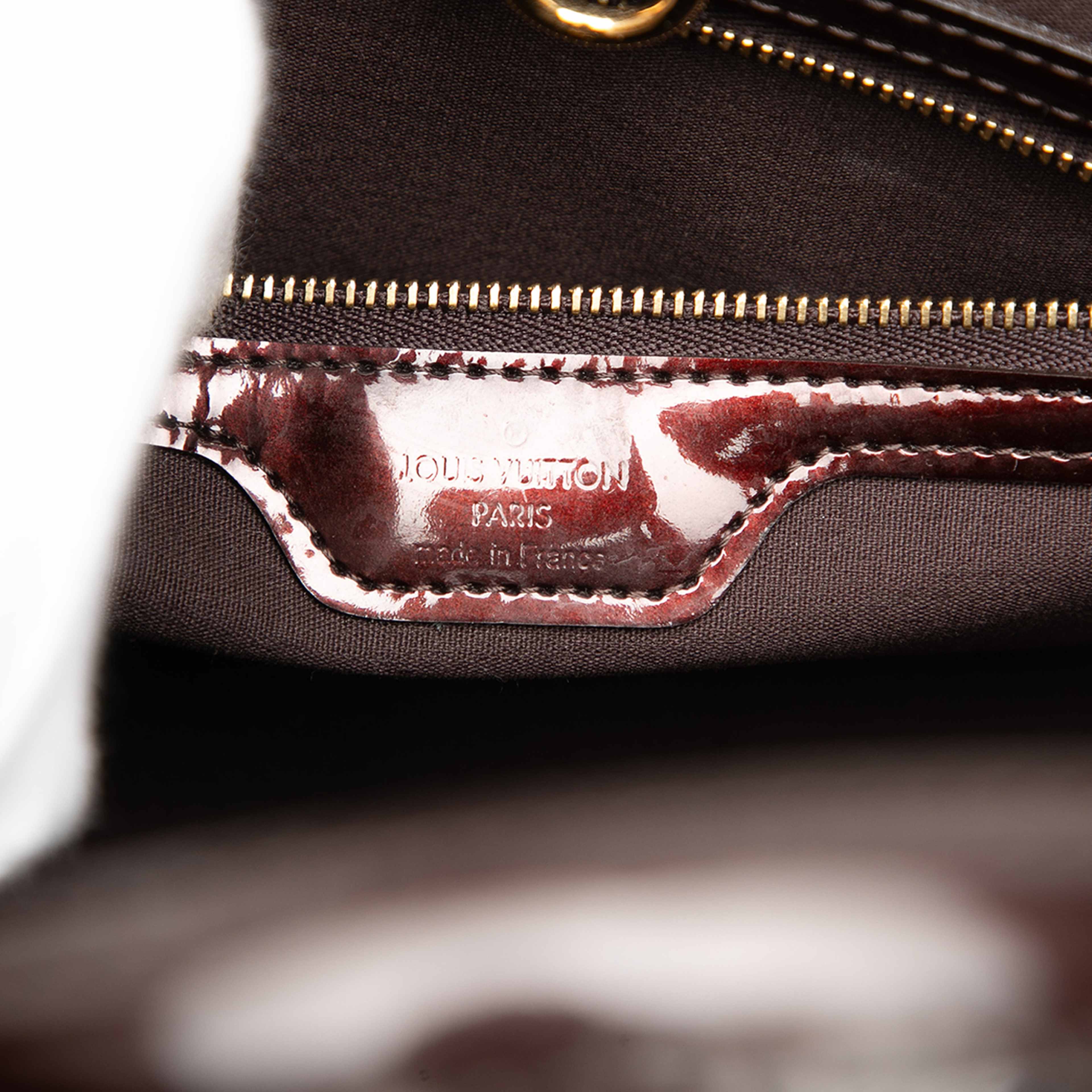 Louis Vuitton Monogram Vernis Wilshire Pm, från Luxclusif, i färgen purple. Klicka för att öppna bilden i stort format