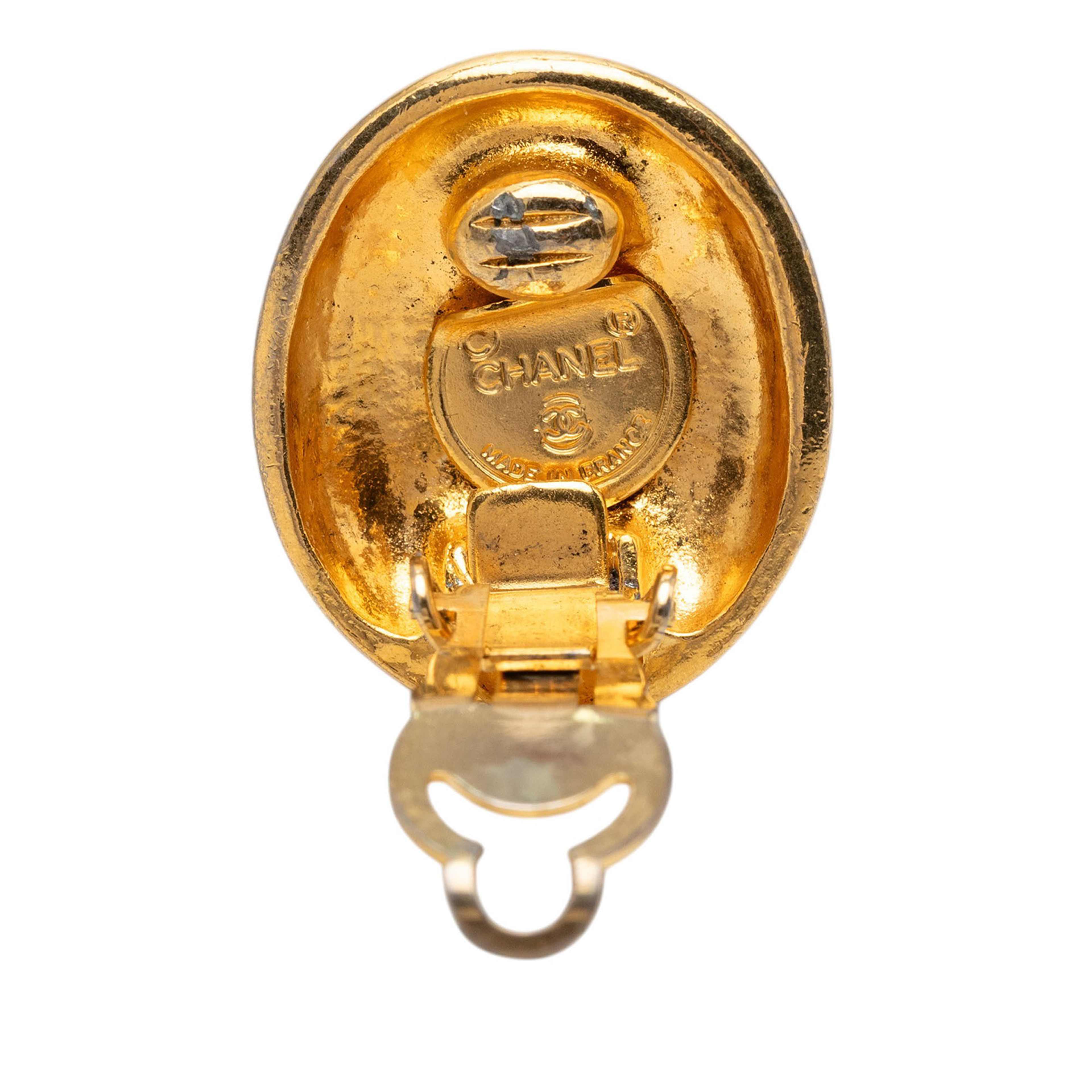 Chanel Gold Plated Mademoiselle Oval Clip On Earrings, från Luxclusif, i färgen guld. Klicka för att öppna bilden i stort format