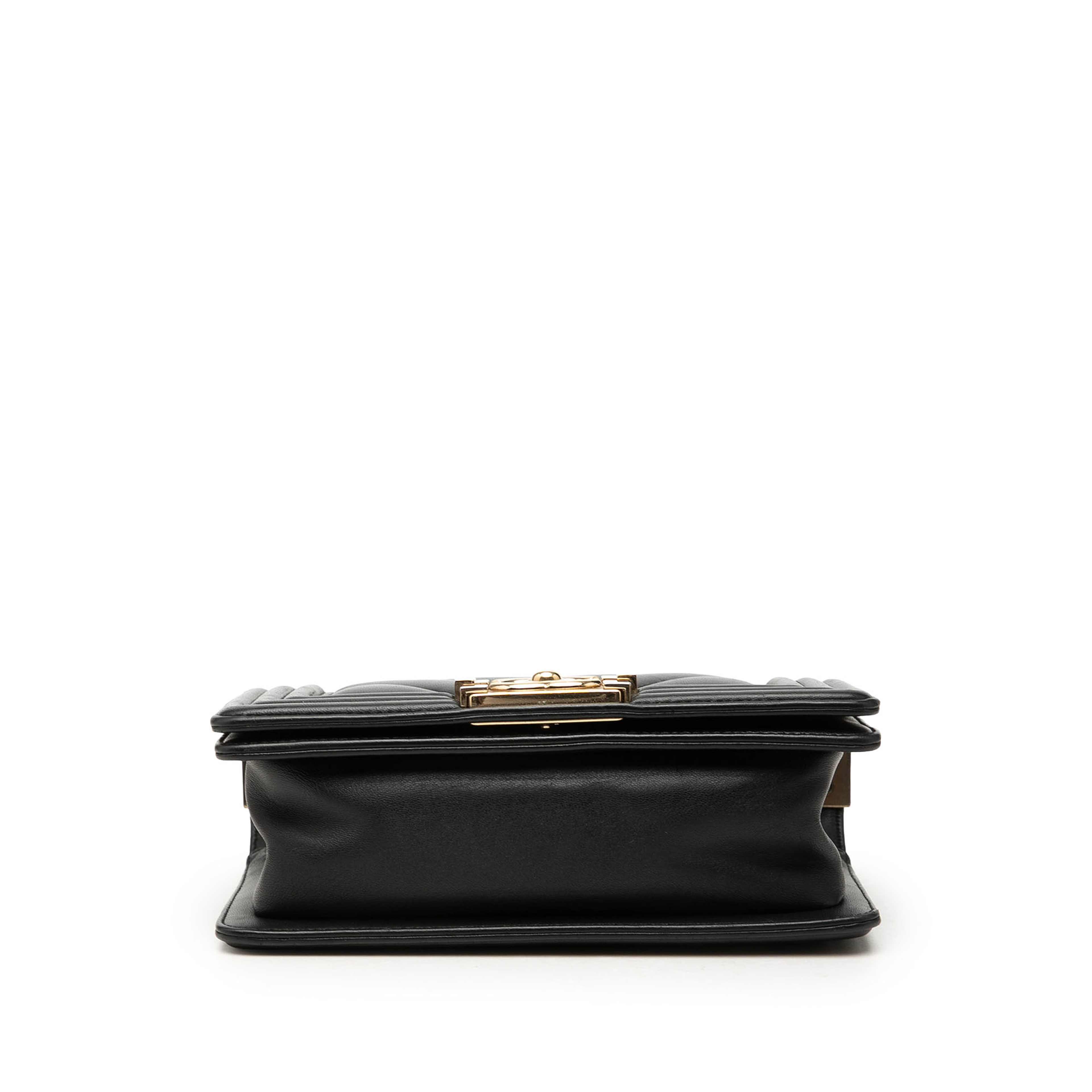 Chanel Small Chevron Lambskin Boy Flap, från Luxclusif, i färgen svart. Klicka för att öppna bilden i stort format