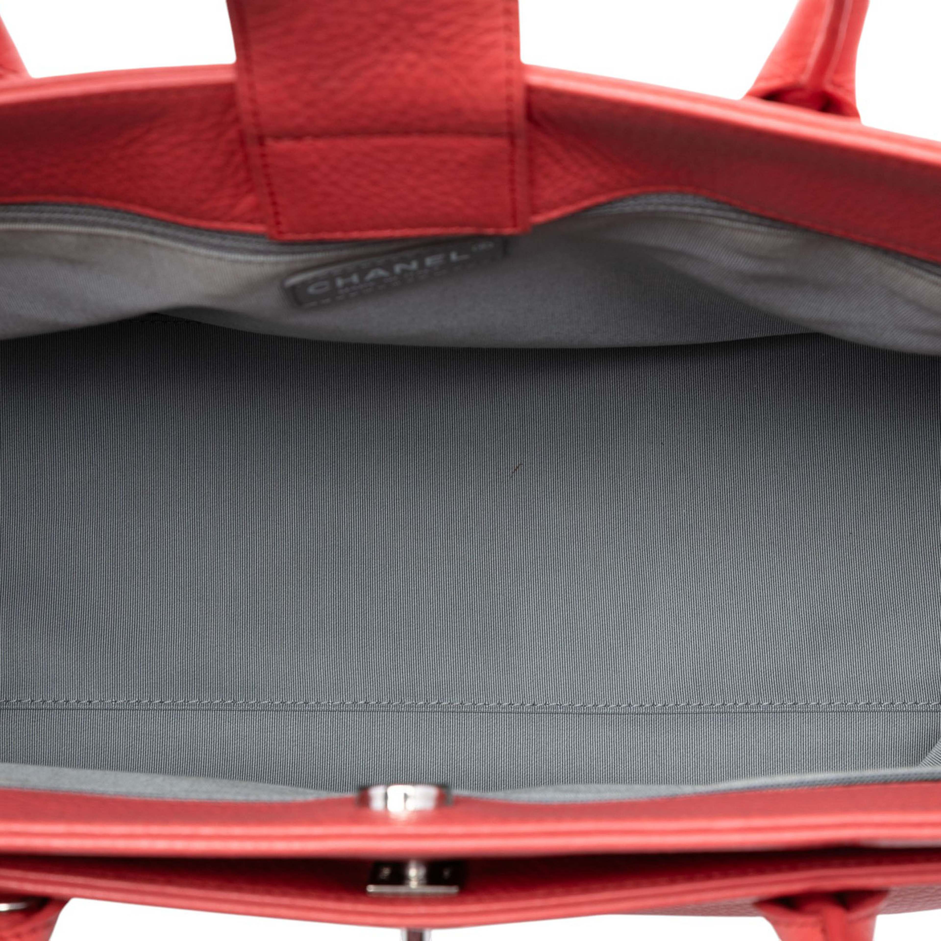 Chanel Medium Calfskin Executive Cerf Tote, från Luxclusif, i färgen blush. Klicka för att öppna bilden i stort format