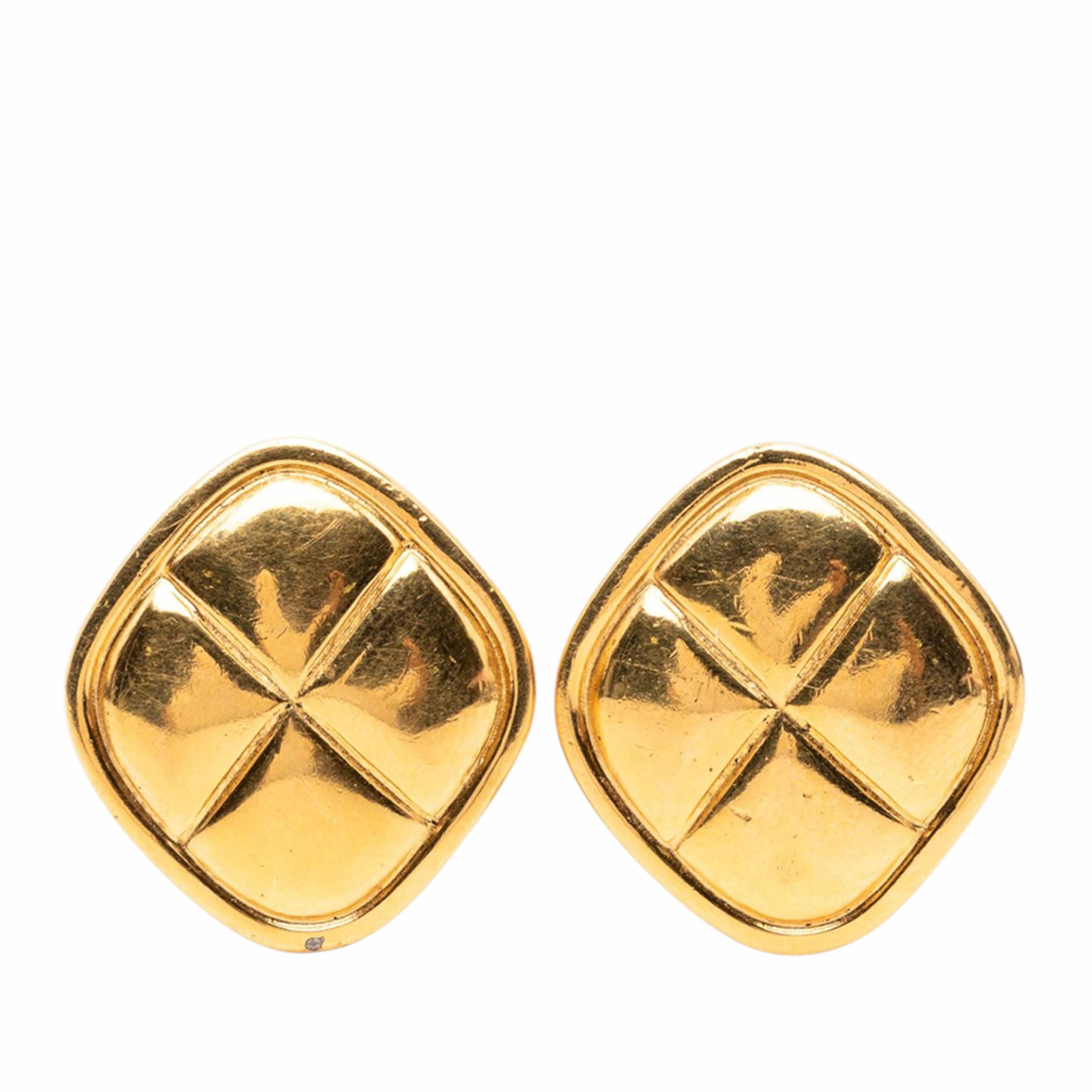 Chanel Quilted Gold Plated Rhombus Clip On Earrings, från Luxclusif, i färgen guld. Klicka för att öppna bilden i stort format