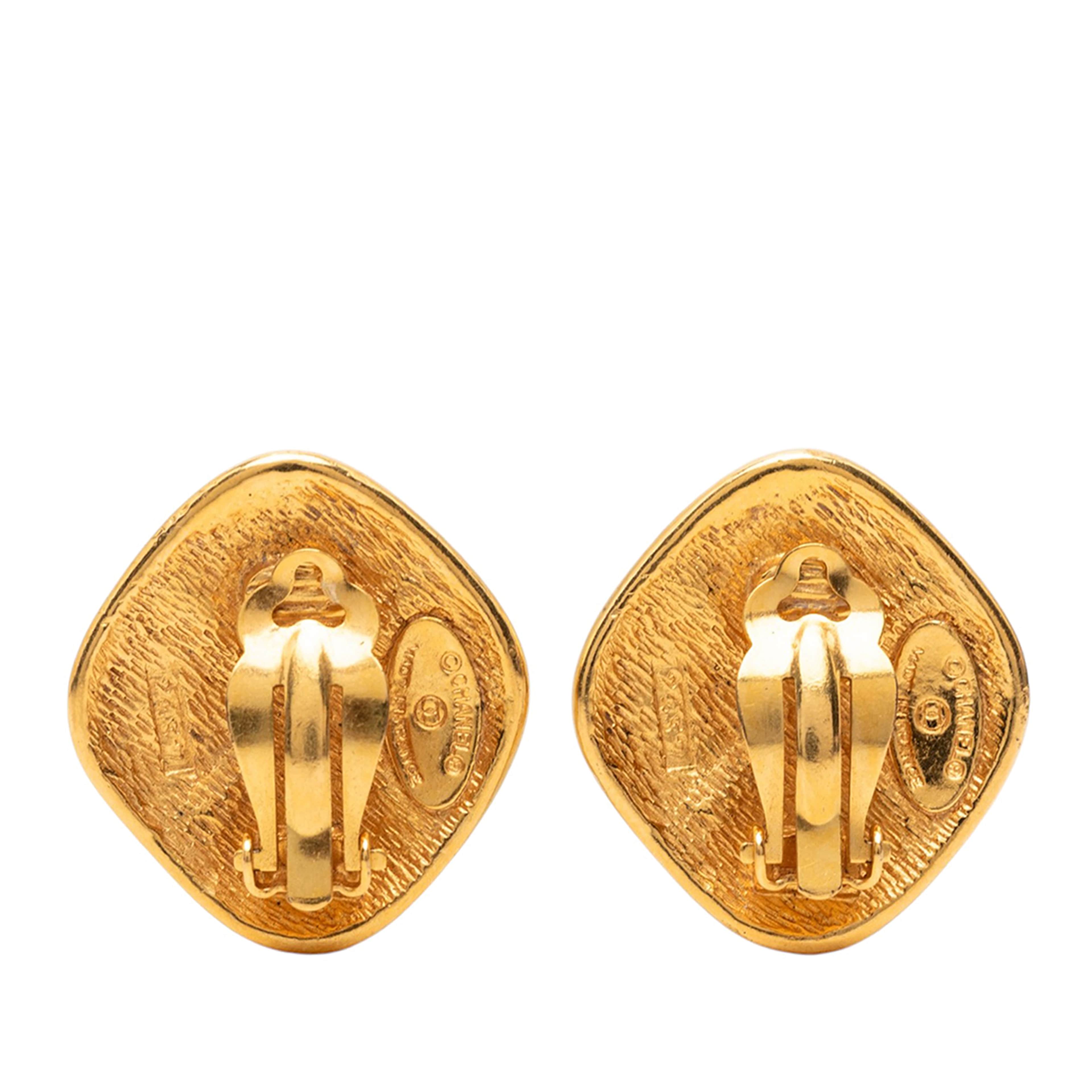 Chanel Quilted Gold Plated Rhombus Clip On Earrings, från Luxclusif, i färgen gold. Klicka för att öppna bilden i stort format