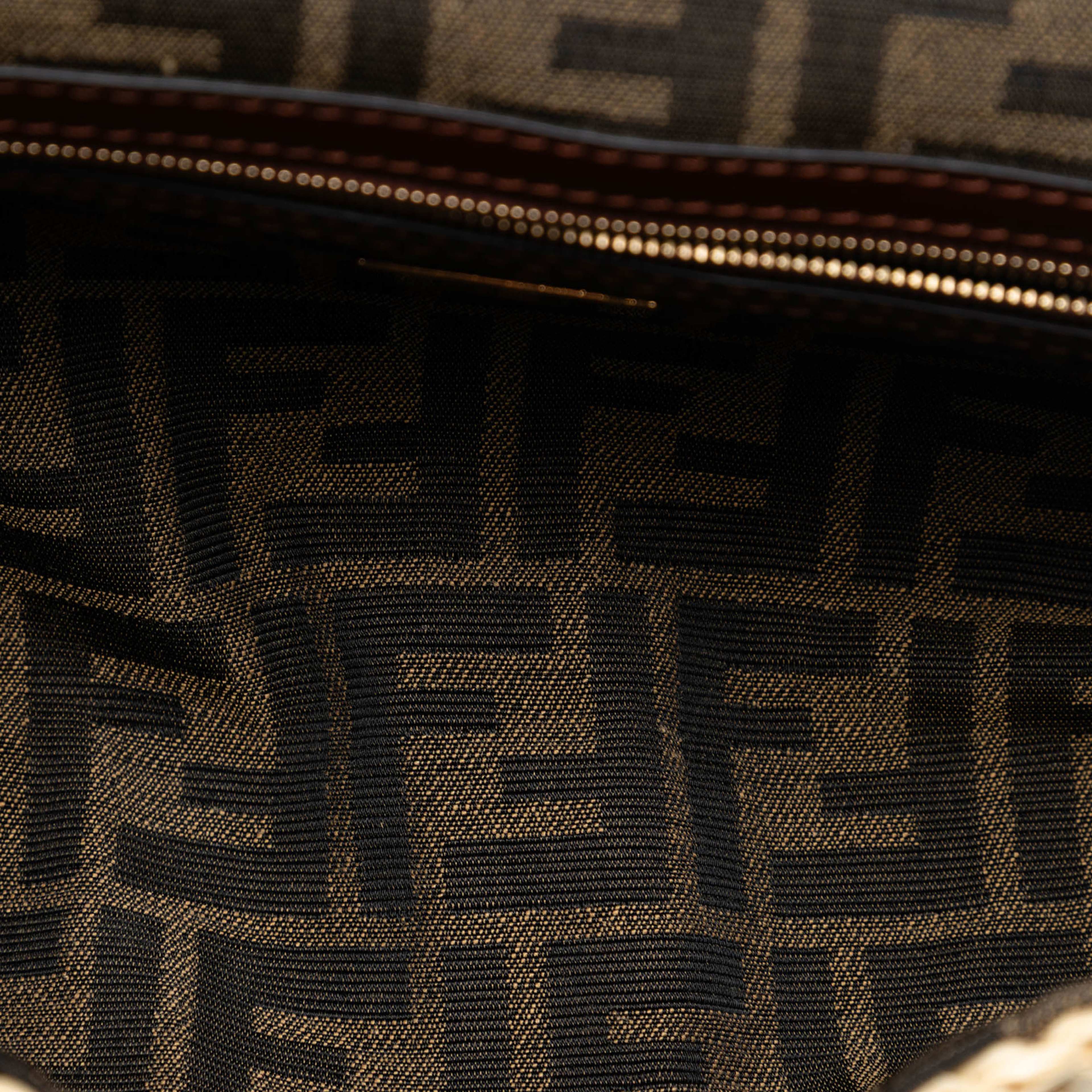 Fendi Crochet Raffia Baguette Satchel, från Luxclusif, i färgen beige. Klicka för att öppna bilden i stort format