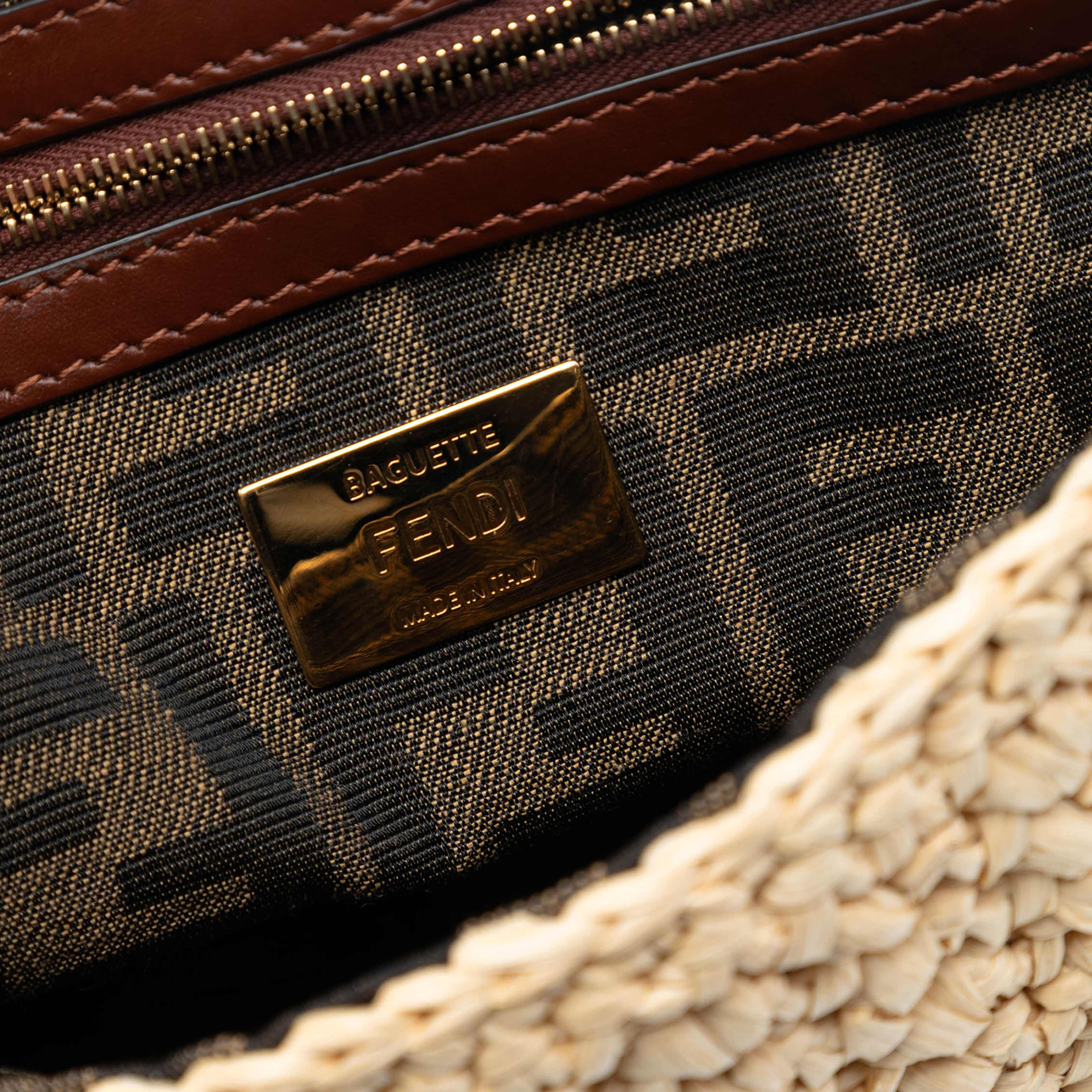 Fendi Crochet Raffia Baguette Satchel, från Luxclusif, i färgen beige. Klicka för att öppna bilden i stort format