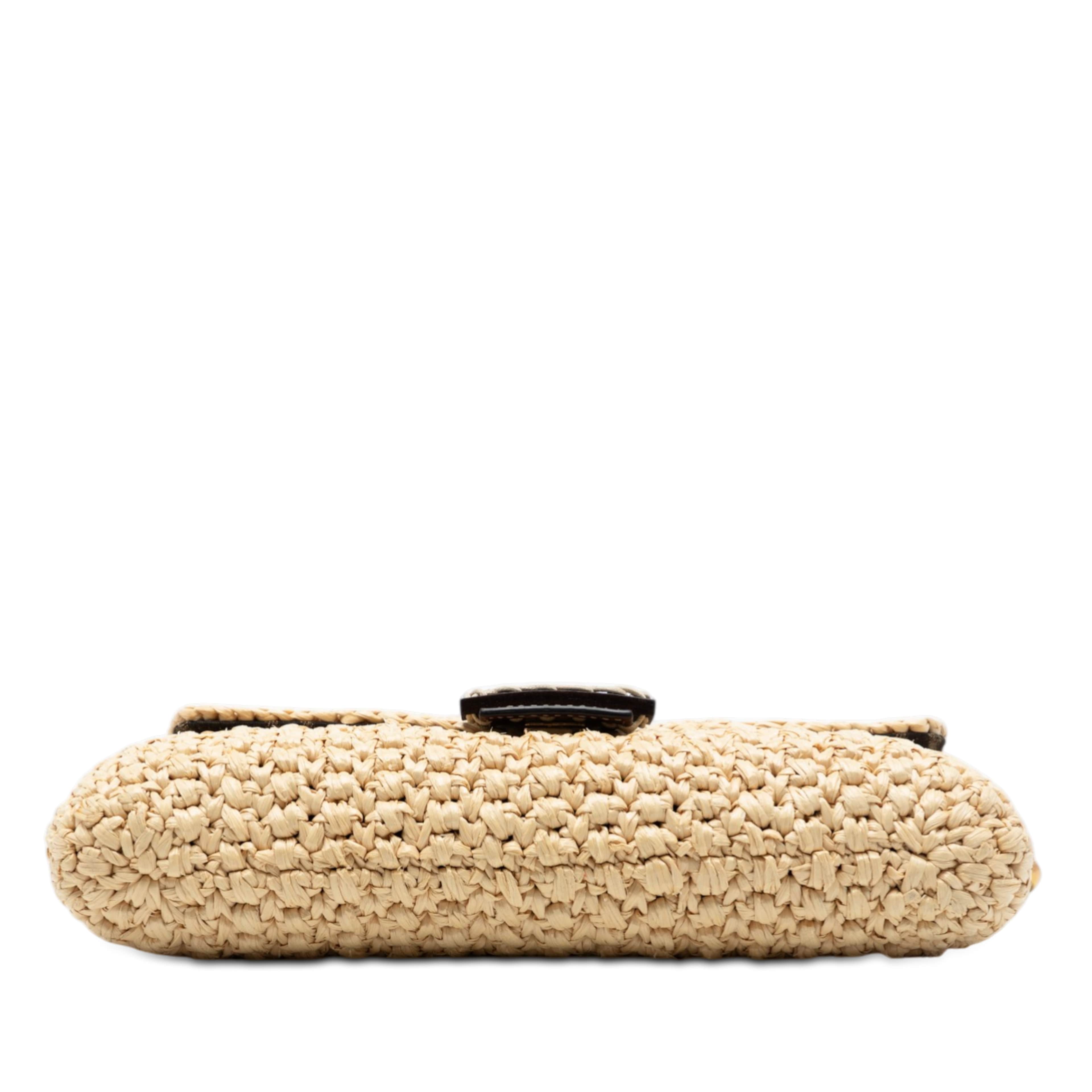 Fendi Crochet Raffia Baguette Satchel, från Luxclusif, i färgen beige. Klicka för att öppna bilden i stort format