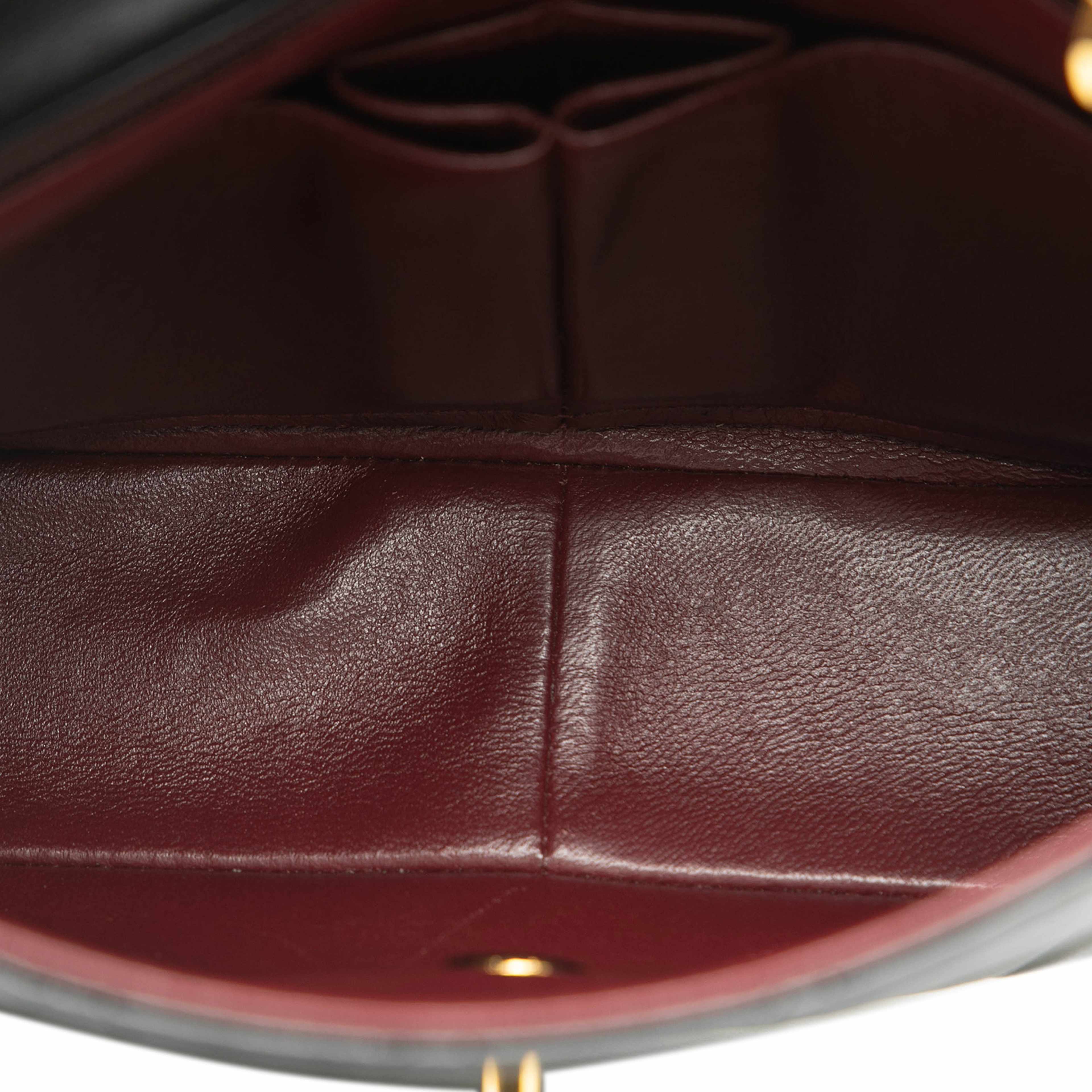 Chanel Square Quilted Lambskin Single Flap, från Luxclusif, i färgen black. Klicka för att öppna bilden i stort format