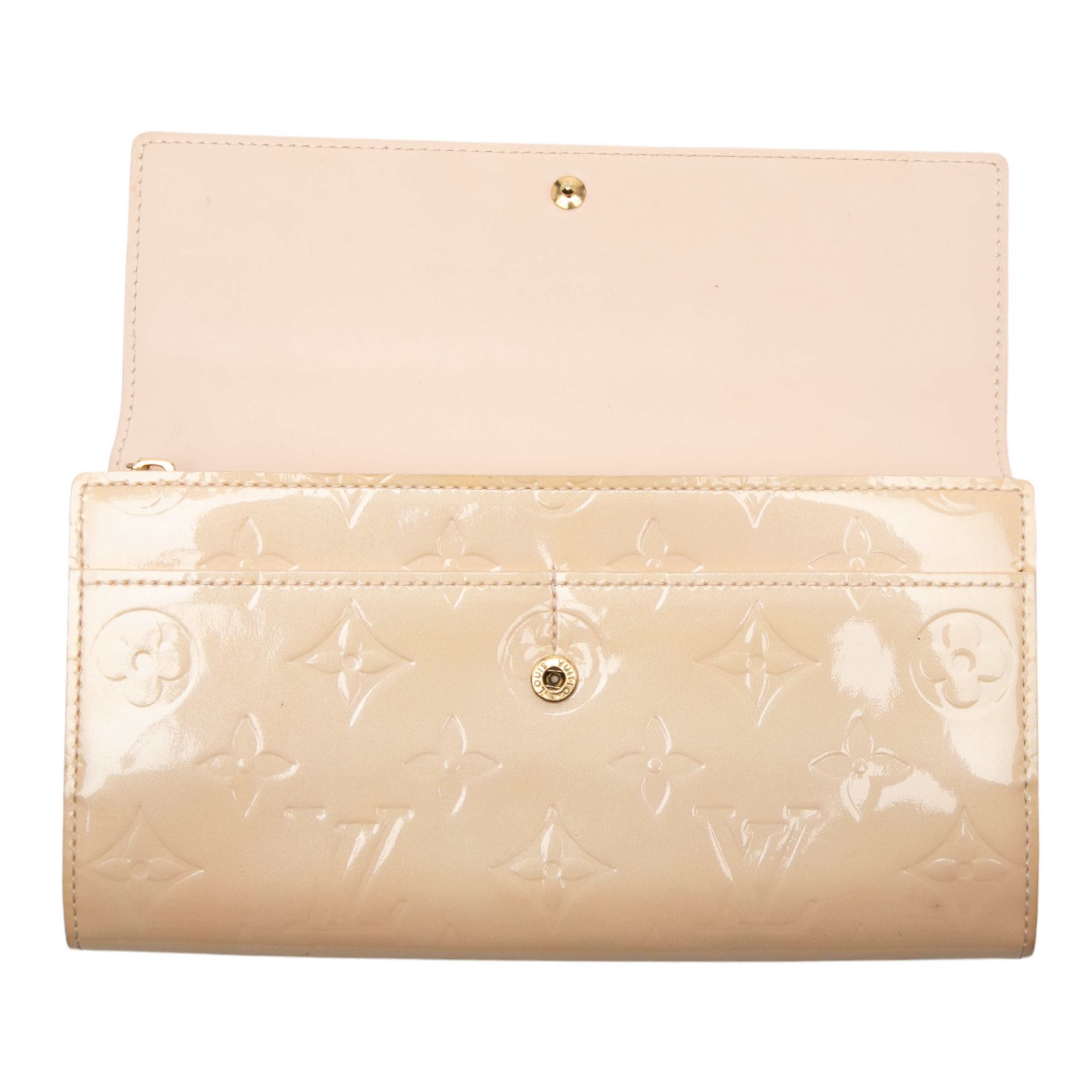 Louis Vuitton Monogram Vernis Sarah Wallet, från Luxclusif, i färgen beige. Klicka för att öppna bilden i stort format