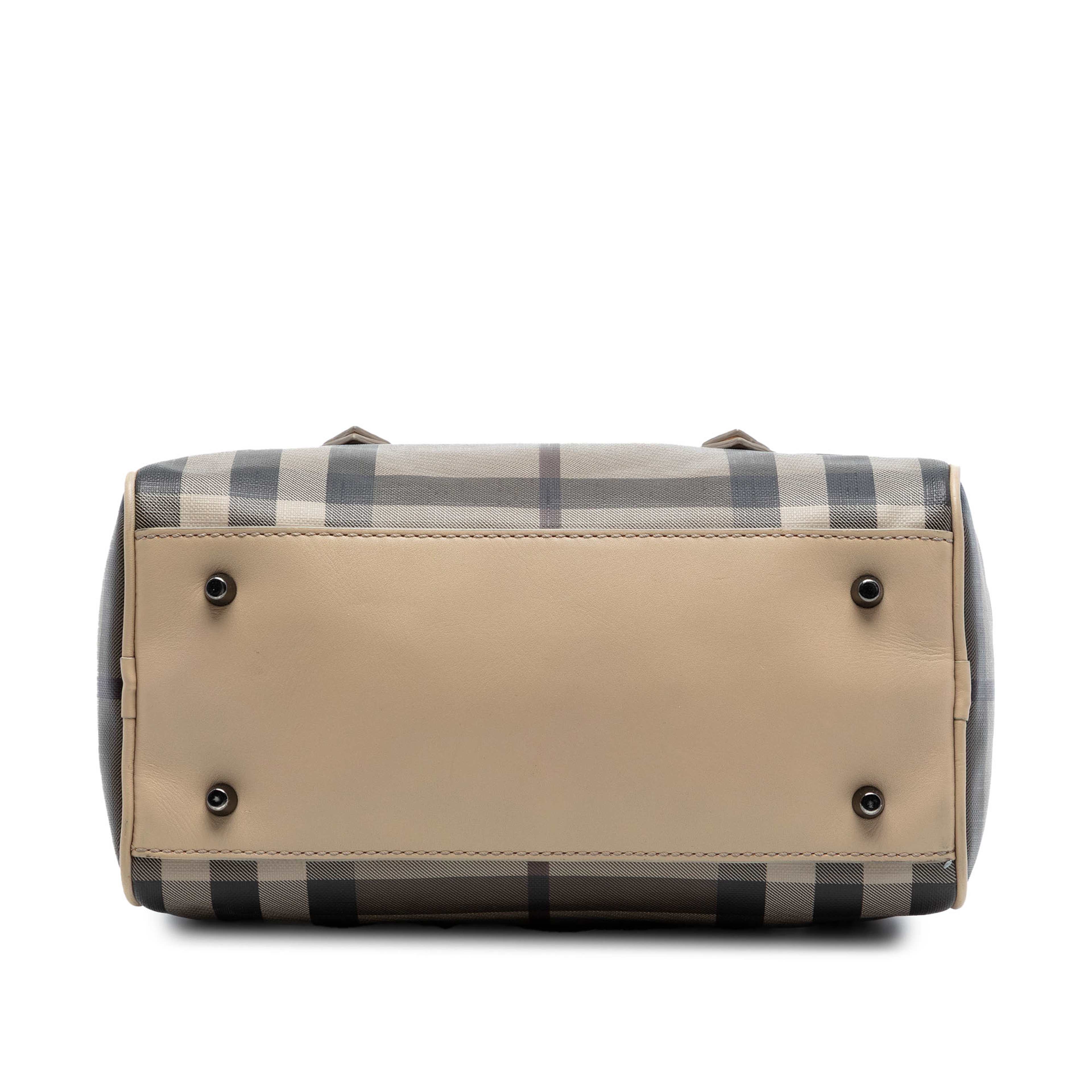 Burberry Smoke Check Coated Canvas Chester Boston Bag, från Luxclusif, i färgen brun. Klicka för att öppna bilden i stort format