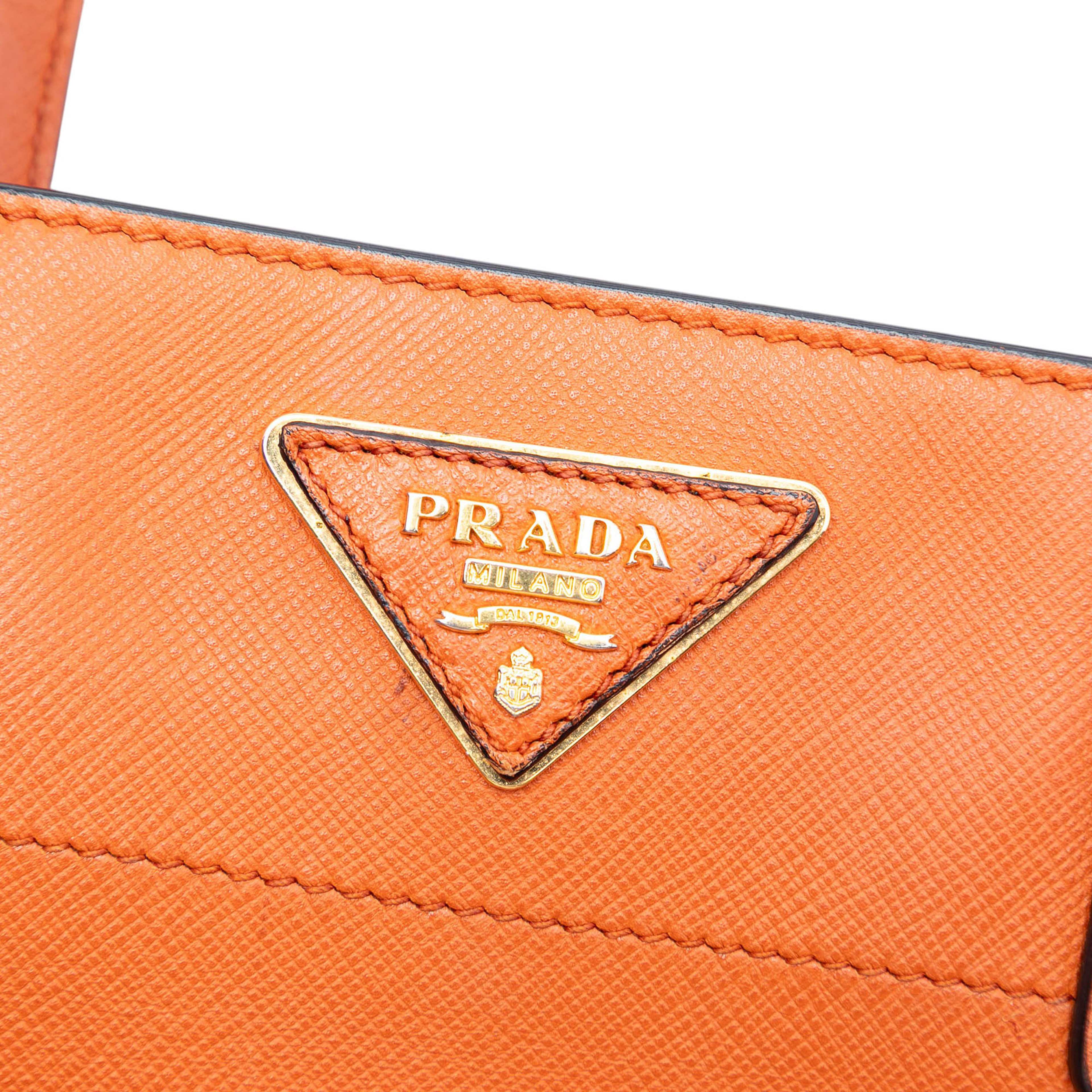 Prada Saffiano Soft Triple Pocket Tote, från Luxclusif, i färgen orange. Klicka för att öppna bilden i stort format