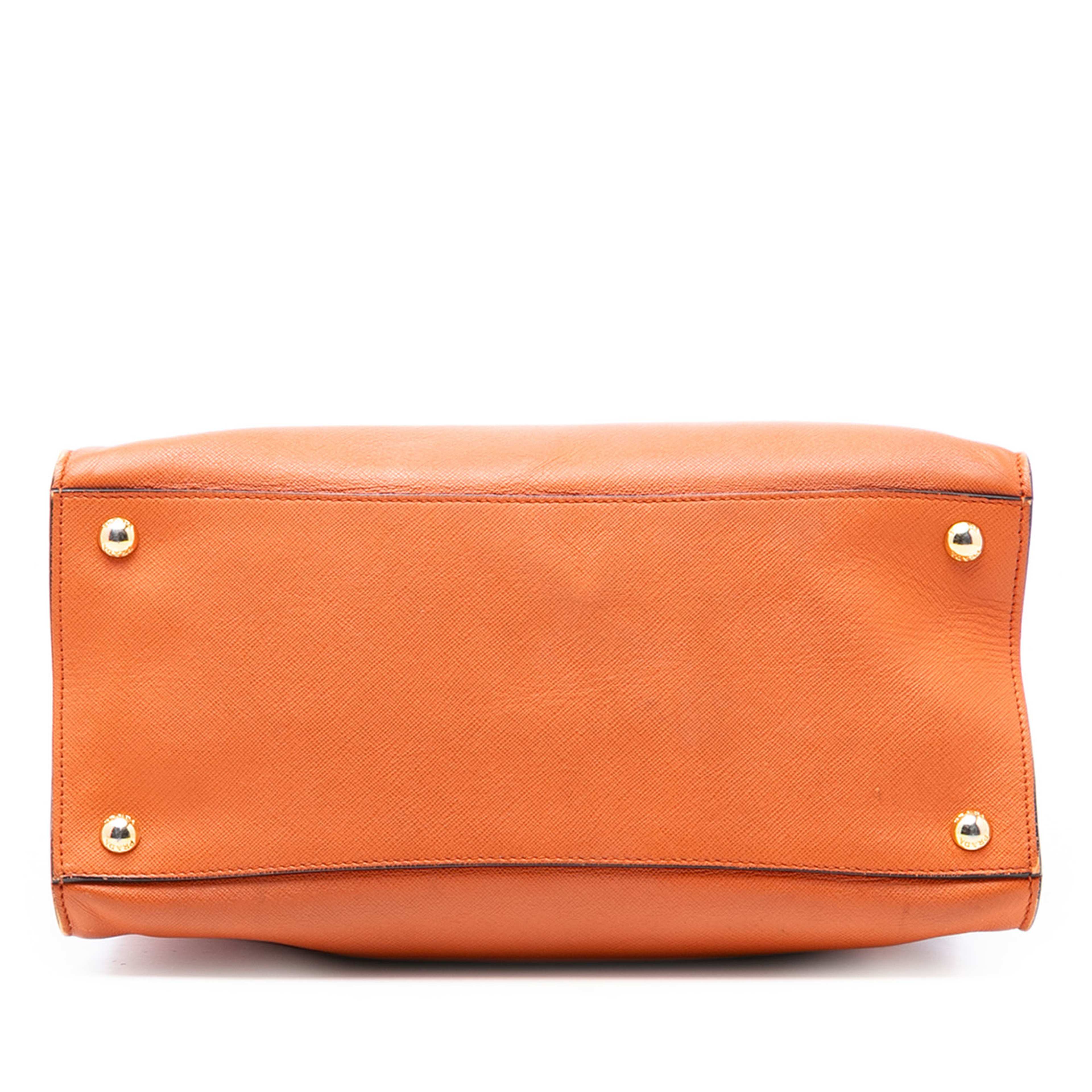 Prada Saffiano Soft Triple Pocket Tote, från Luxclusif, i färgen orange. Klicka för att öppna bilden i stort format