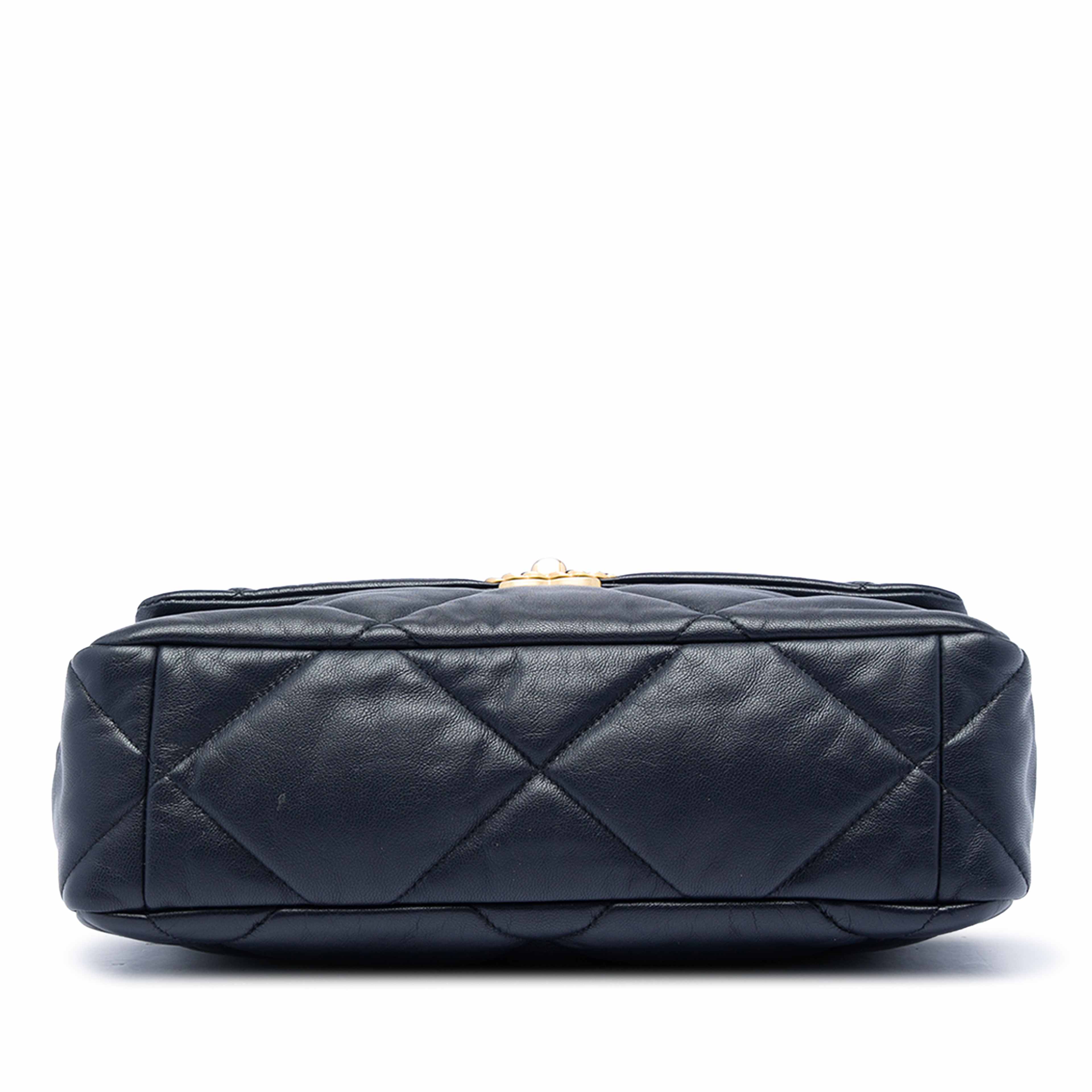 Chanel Large Lambskin 19 Flap, från Luxclusif, i färgen blå. Klicka för att öppna bilden i stort format