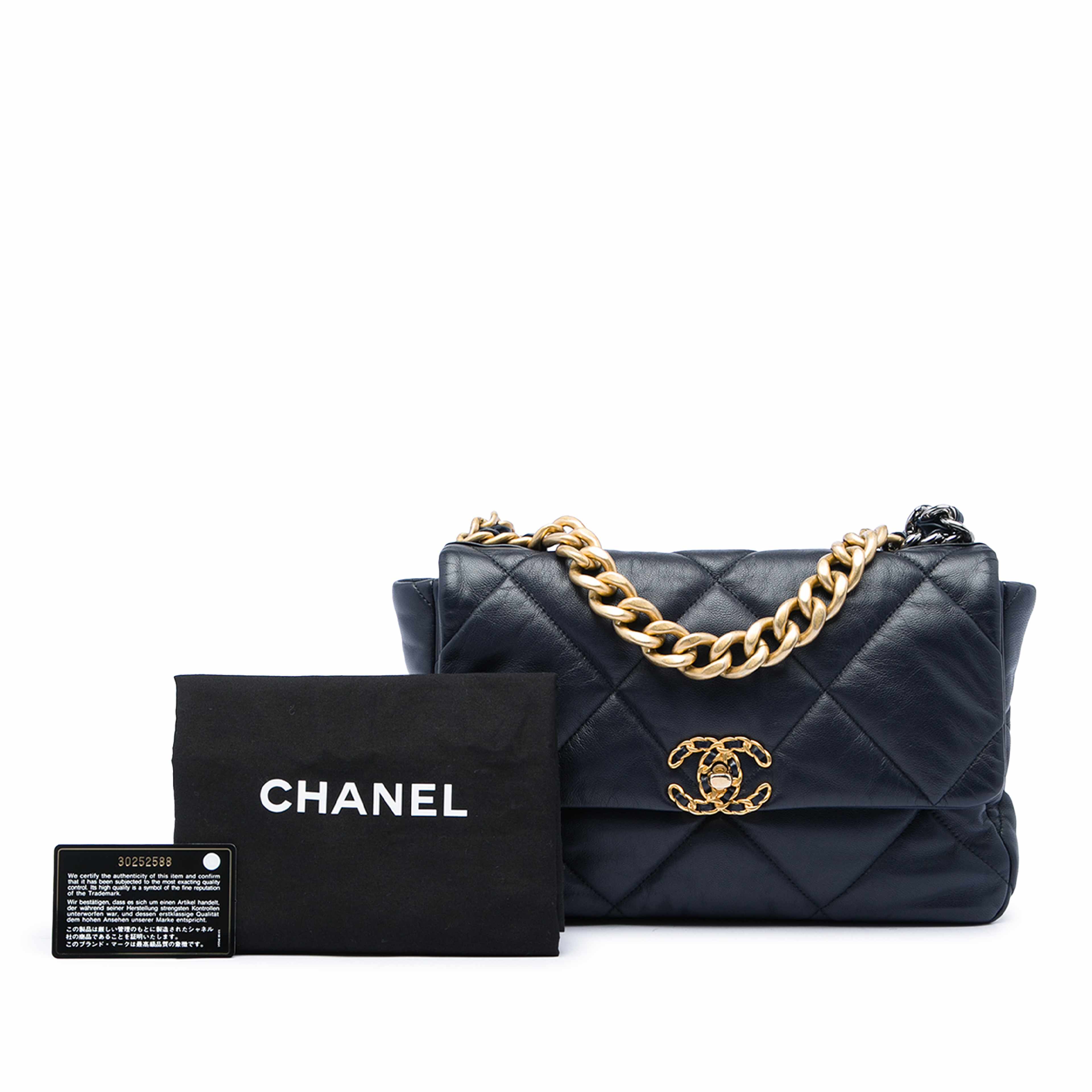 Chanel Large Lambskin 19 Flap, från Luxclusif, i färgen blå. Klicka för att öppna bilden i stort format