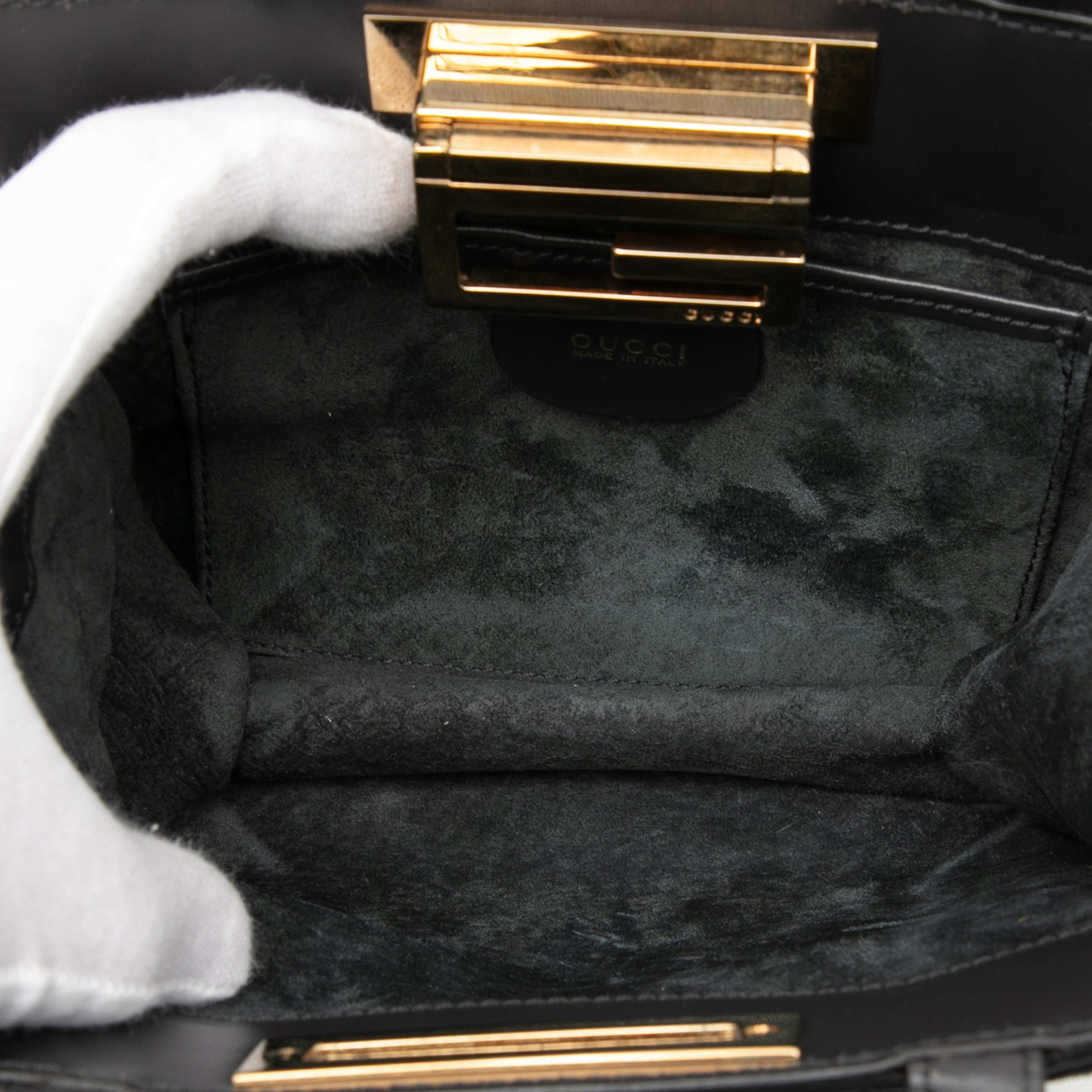 Gucci G Suede Handbag, från Luxclusif, i färgen black. Klicka för att öppna bilden i stort format