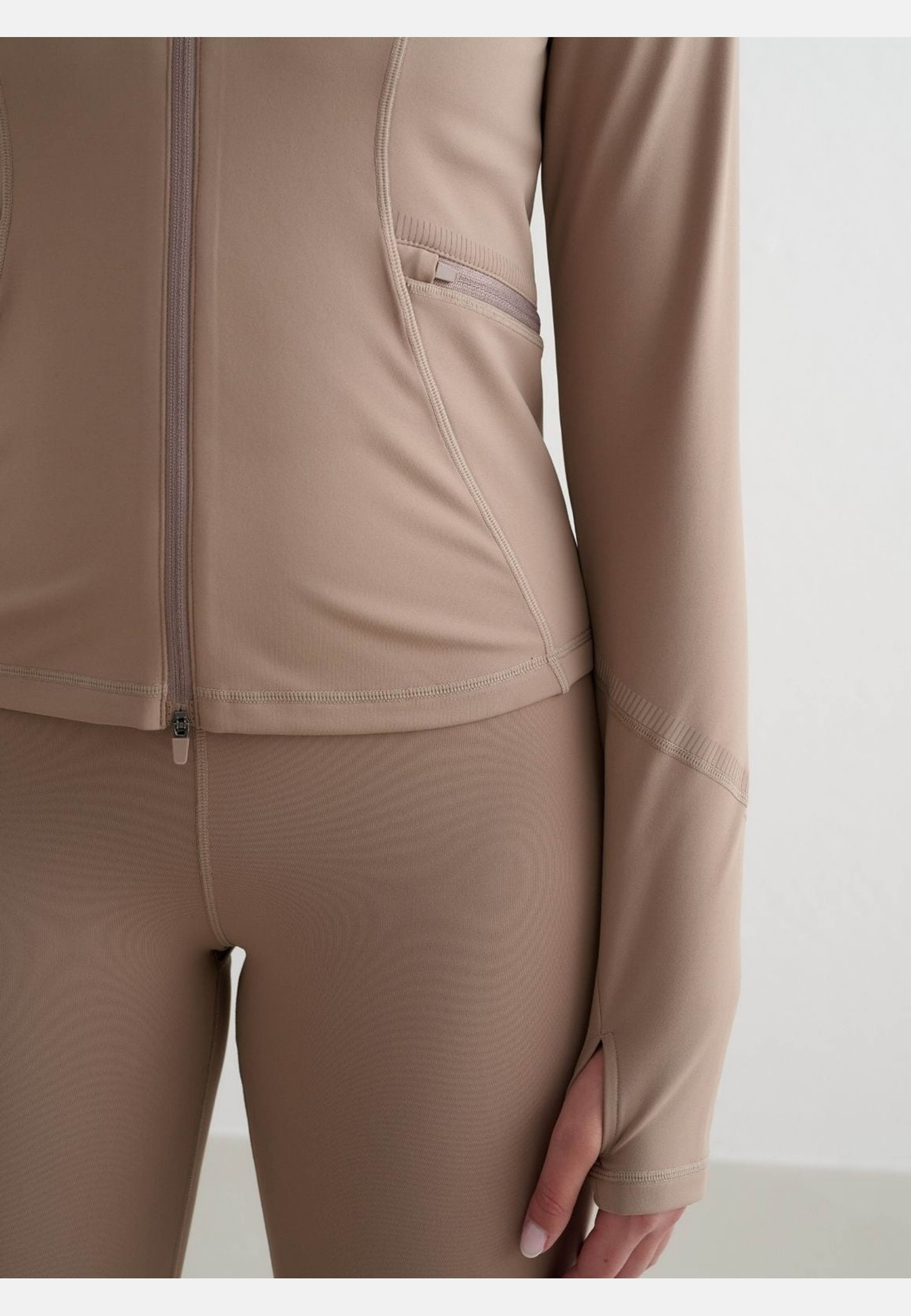 Reflective Warming Zip Jacket, från aim'n, i färgen espresso. Klicka för att öppna bilden i stort format