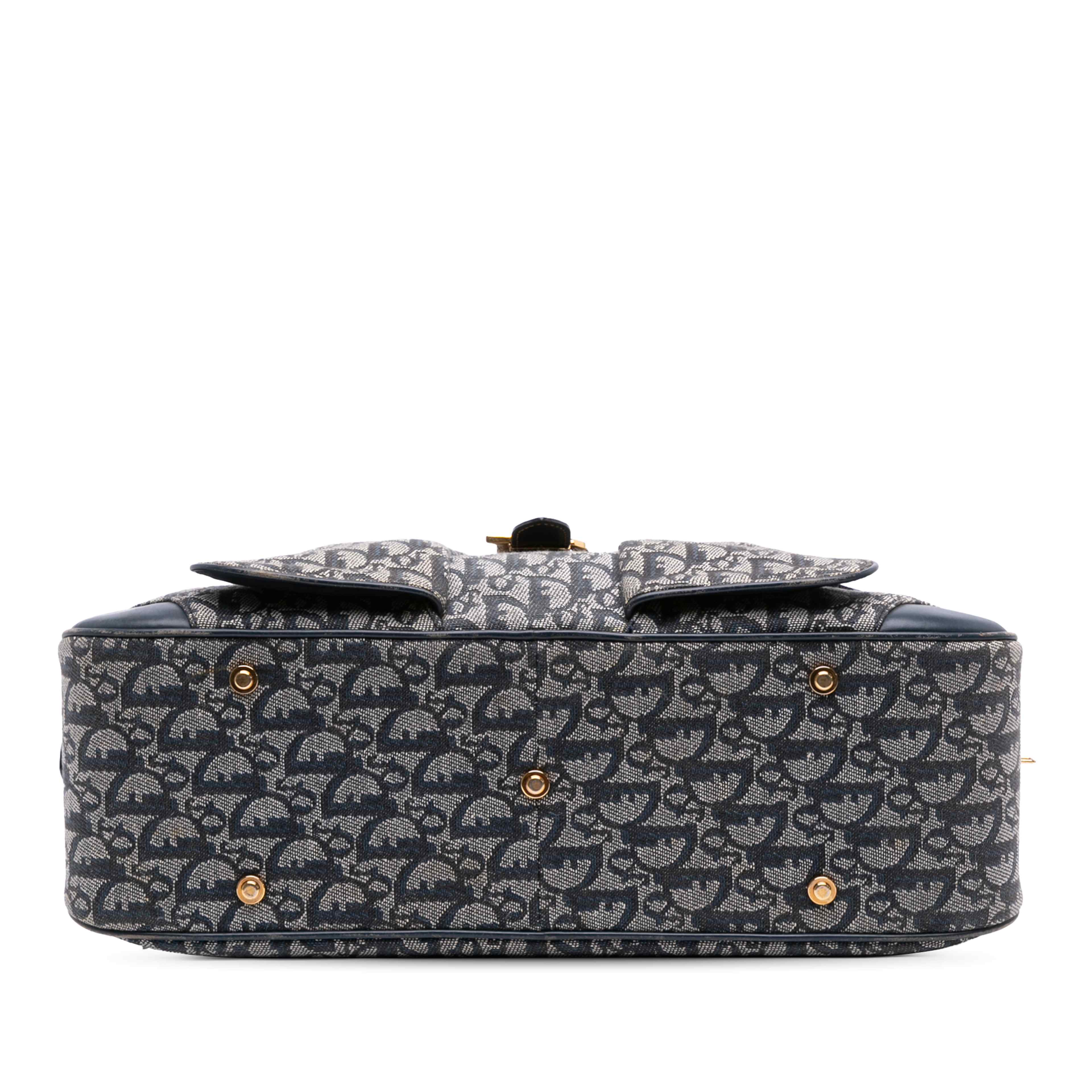 Dior Diorissimo Trotter Canvas Double Saddle Bowler Bag, från Luxclusif, i färgen blue. Klicka för att öppna bilden i stort format