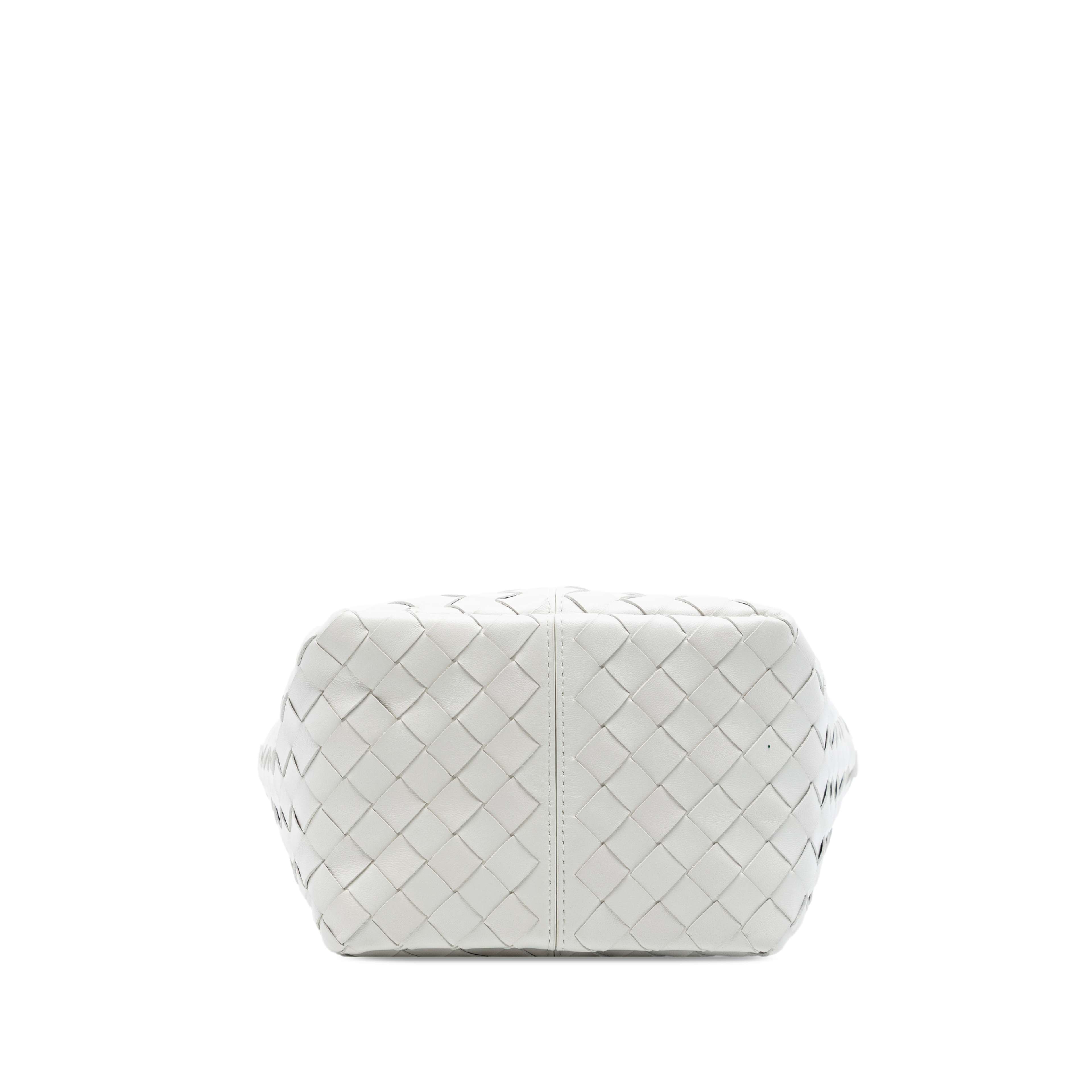 Bottega Veneta Small Nappa Intrecciato Flip Flap Tote, från Luxclusif, i färgen vit. Klicka för att öppna bilden i stort format