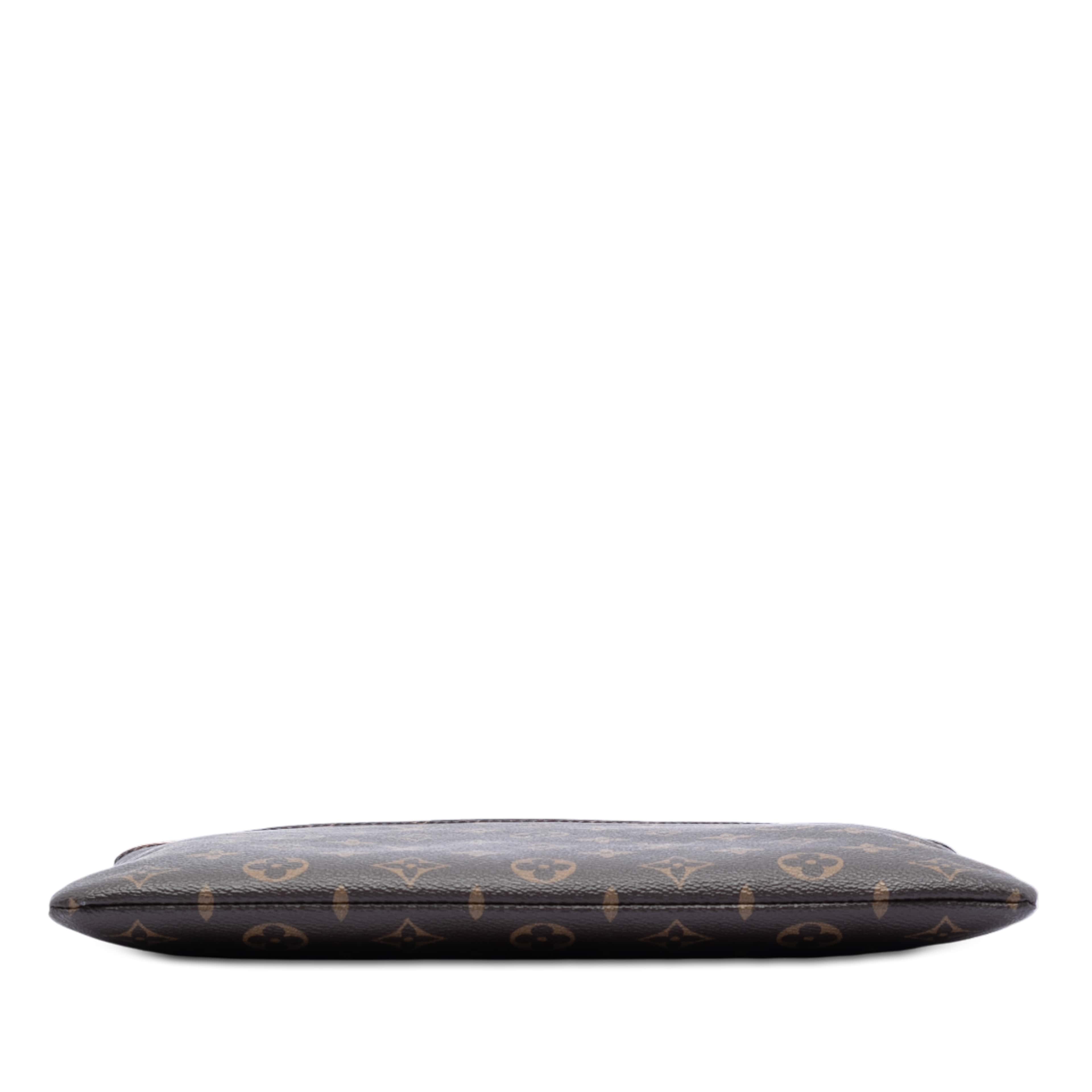 Louis Vuitton Monogram Daily Pouch, från Luxclusif, i färgen brown. Klicka för att öppna bilden i stort format