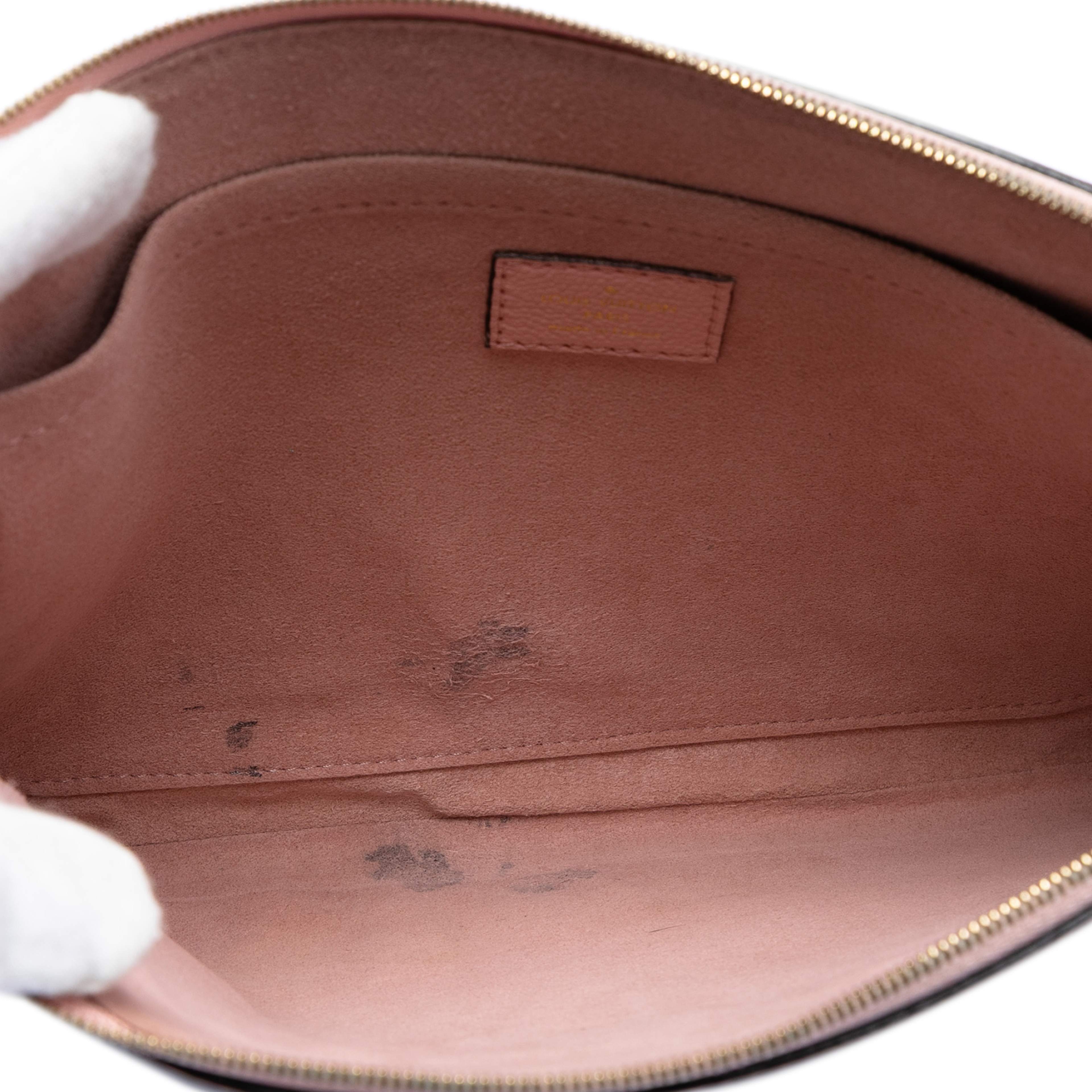 Louis Vuitton Monogram Daily Pouch, från Luxclusif, i färgen brown. Klicka för att öppna bilden i stort format