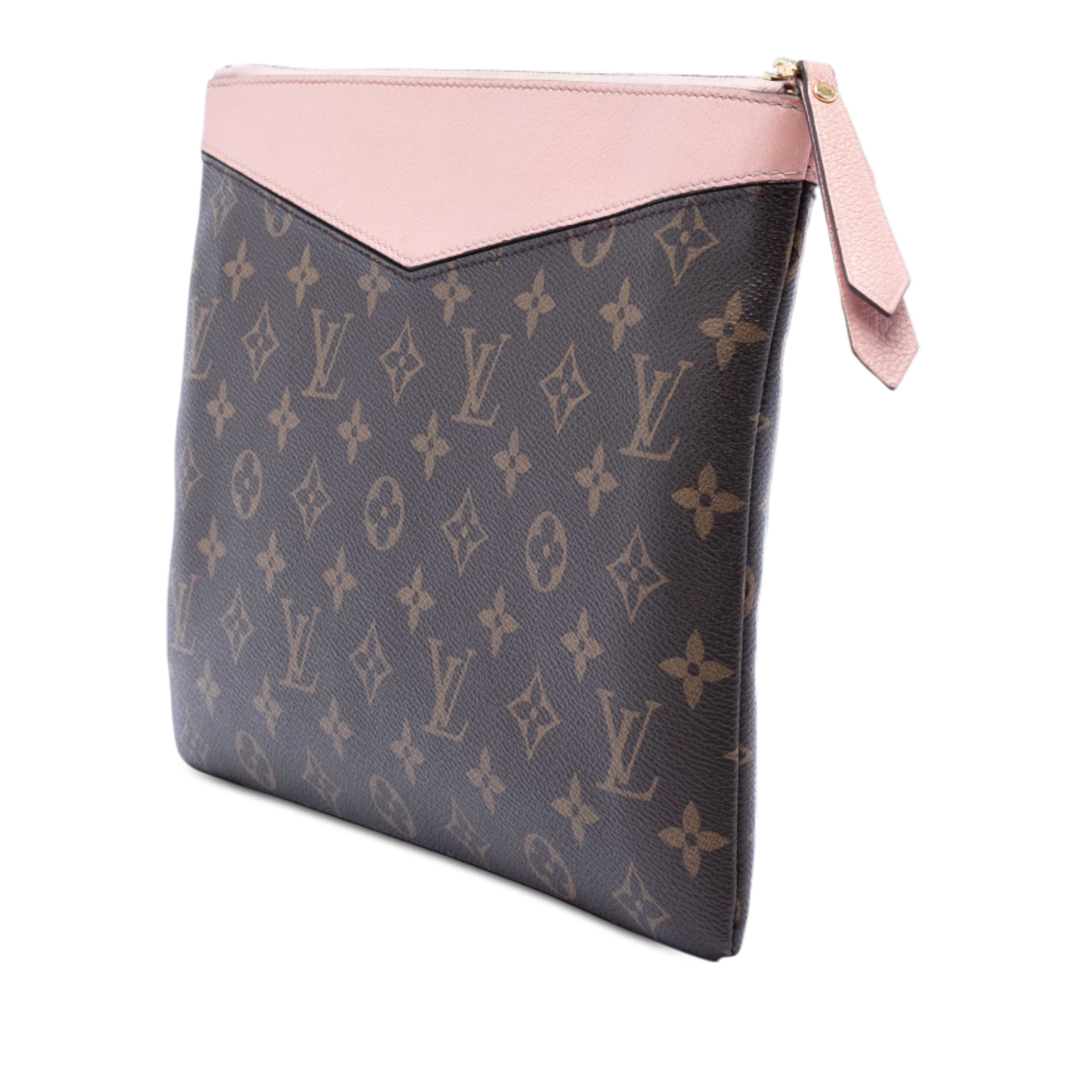 Louis Vuitton Monogram Daily Pouch, från Luxclusif, i färgen brown. Klicka för att öppna bilden i stort format