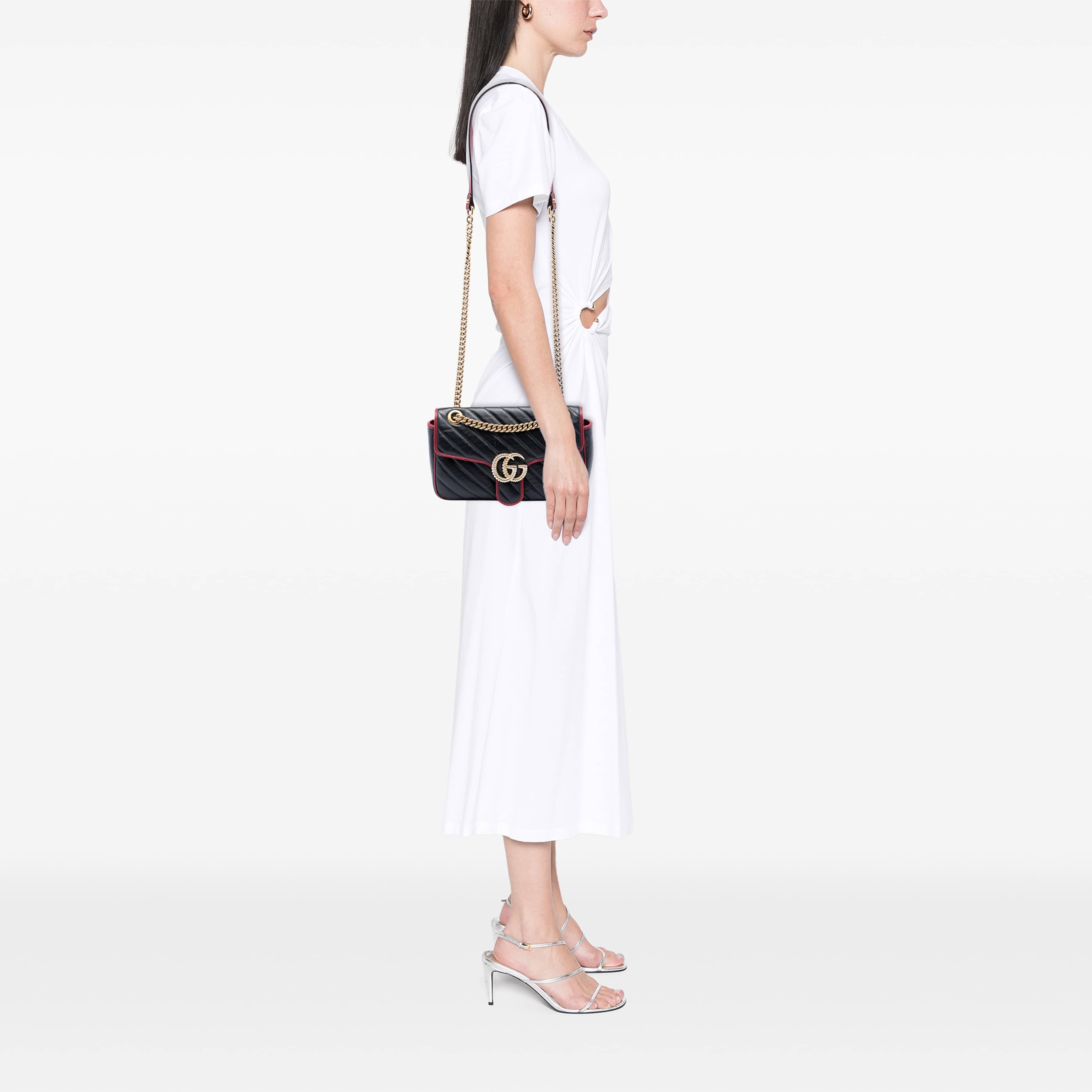 Gucci Medium Gg Marmont Matelasse Diagonal Leather Torchon Shoulder Bag, från Luxclusif, i färgen svart. Klicka för att öppna bilden i stort format