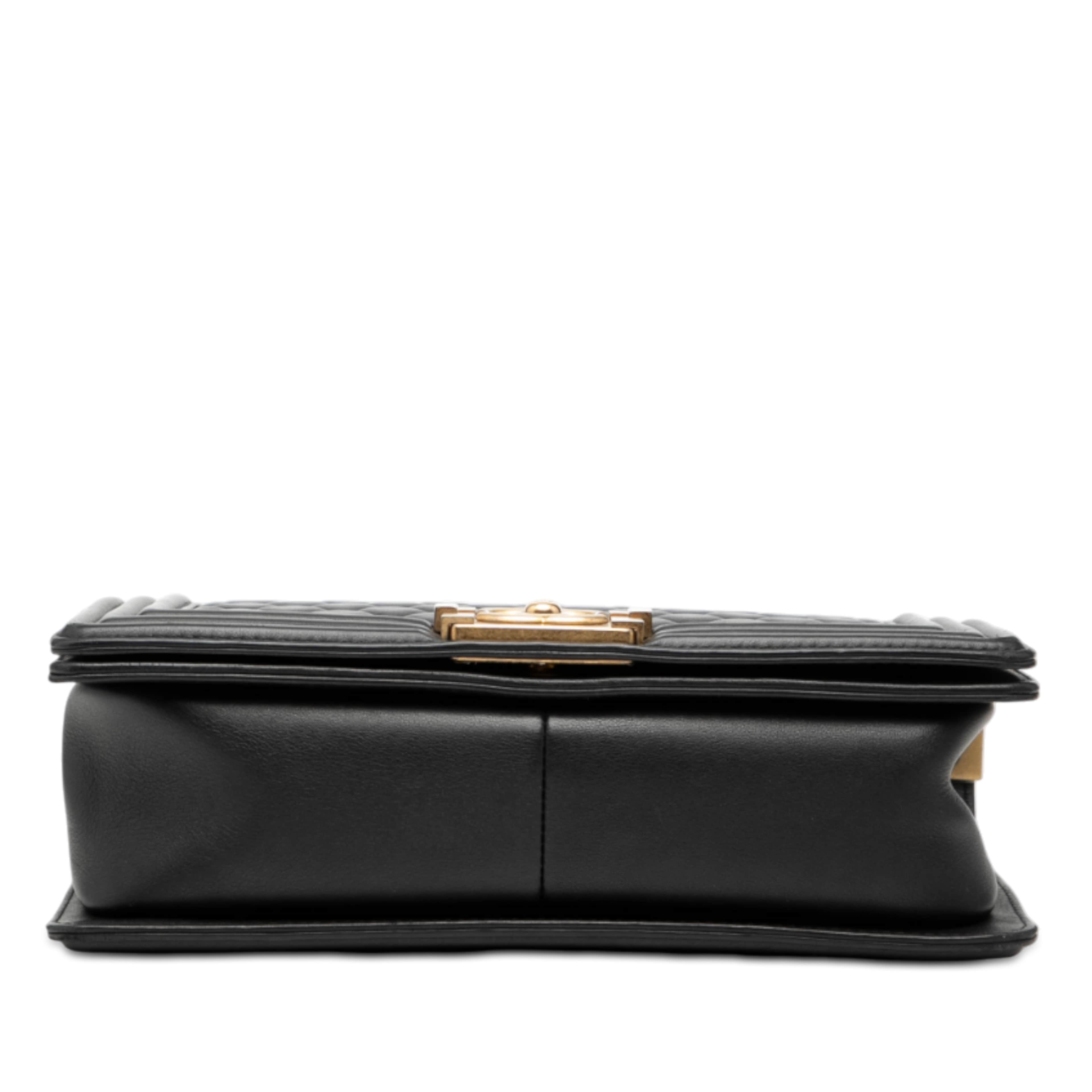 Chanel Old Medium Quilted Lambskin Boy Flap, från Luxclusif, i färgen black. Klicka för att öppna bilden i stort format