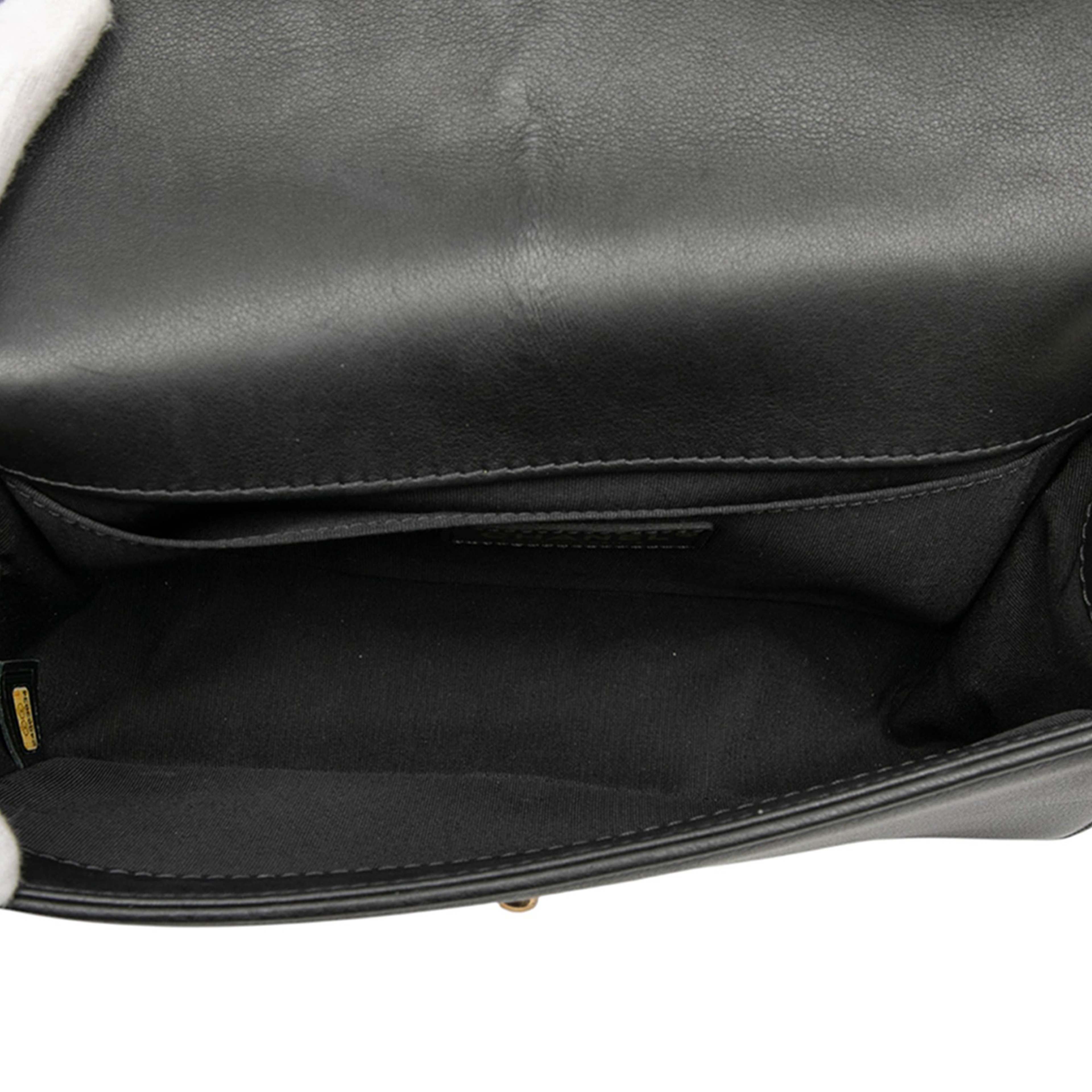 Chanel Old Medium Quilted Lambskin Boy Flap, från Luxclusif, i färgen black. Klicka för att öppna bilden i stort format