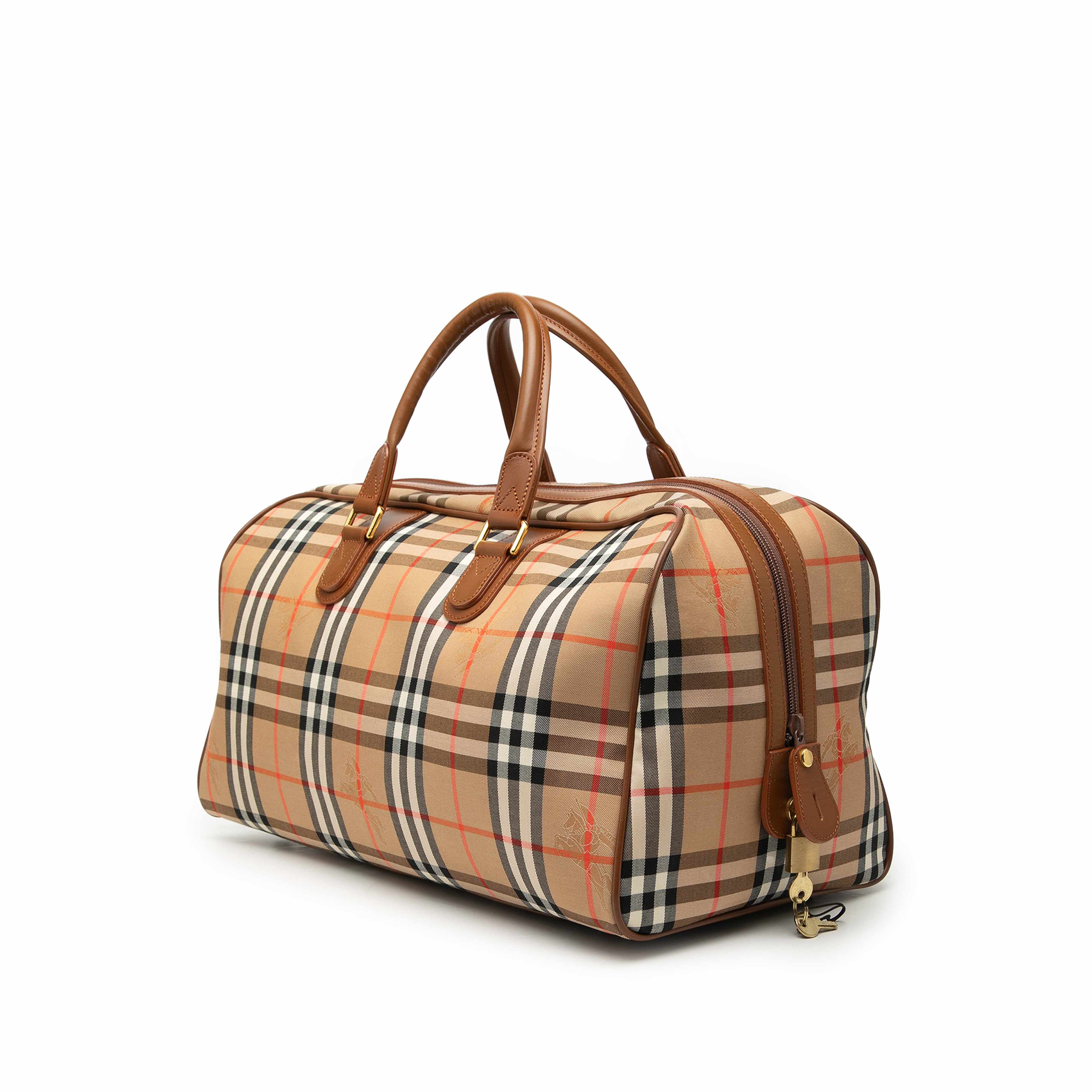 Burberry Haymarket Check Canvas Travel Bag, från Luxclusif, i färgen beige. Klicka för att öppna bilden i stort format