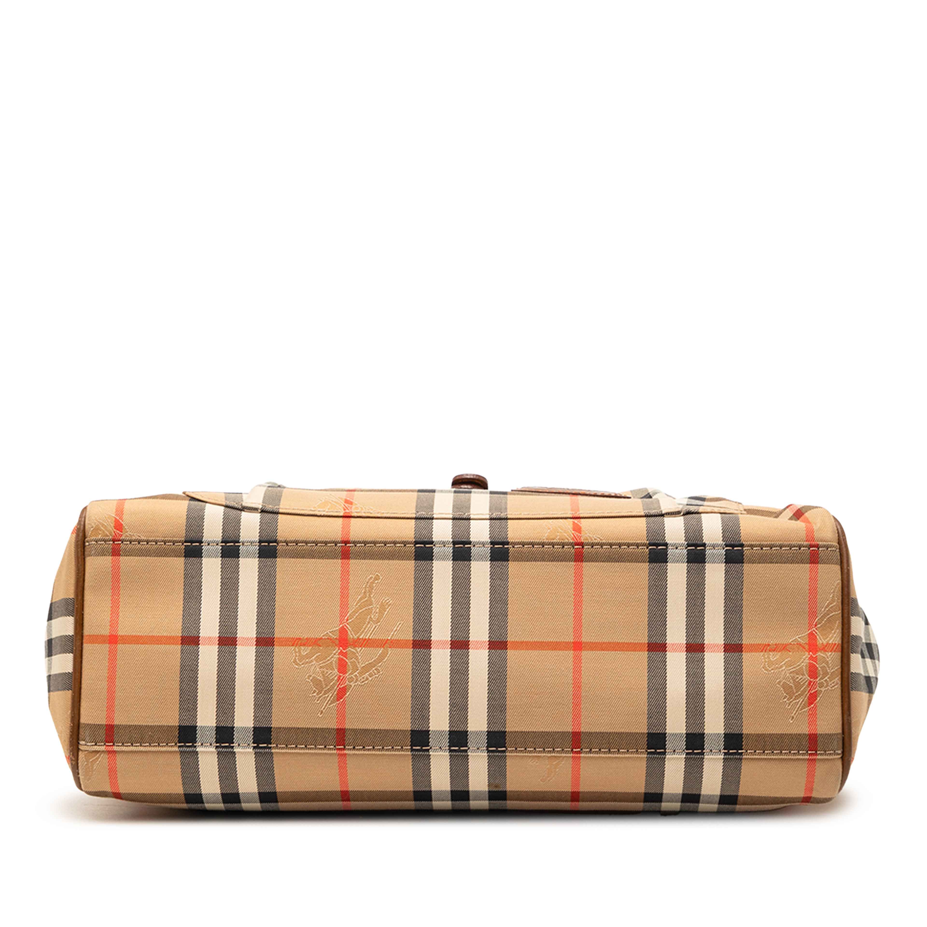Burberry Haymarket Check Canvas Tote, från Luxclusif, i färgen beige. Klicka för att öppna bilden i stort format