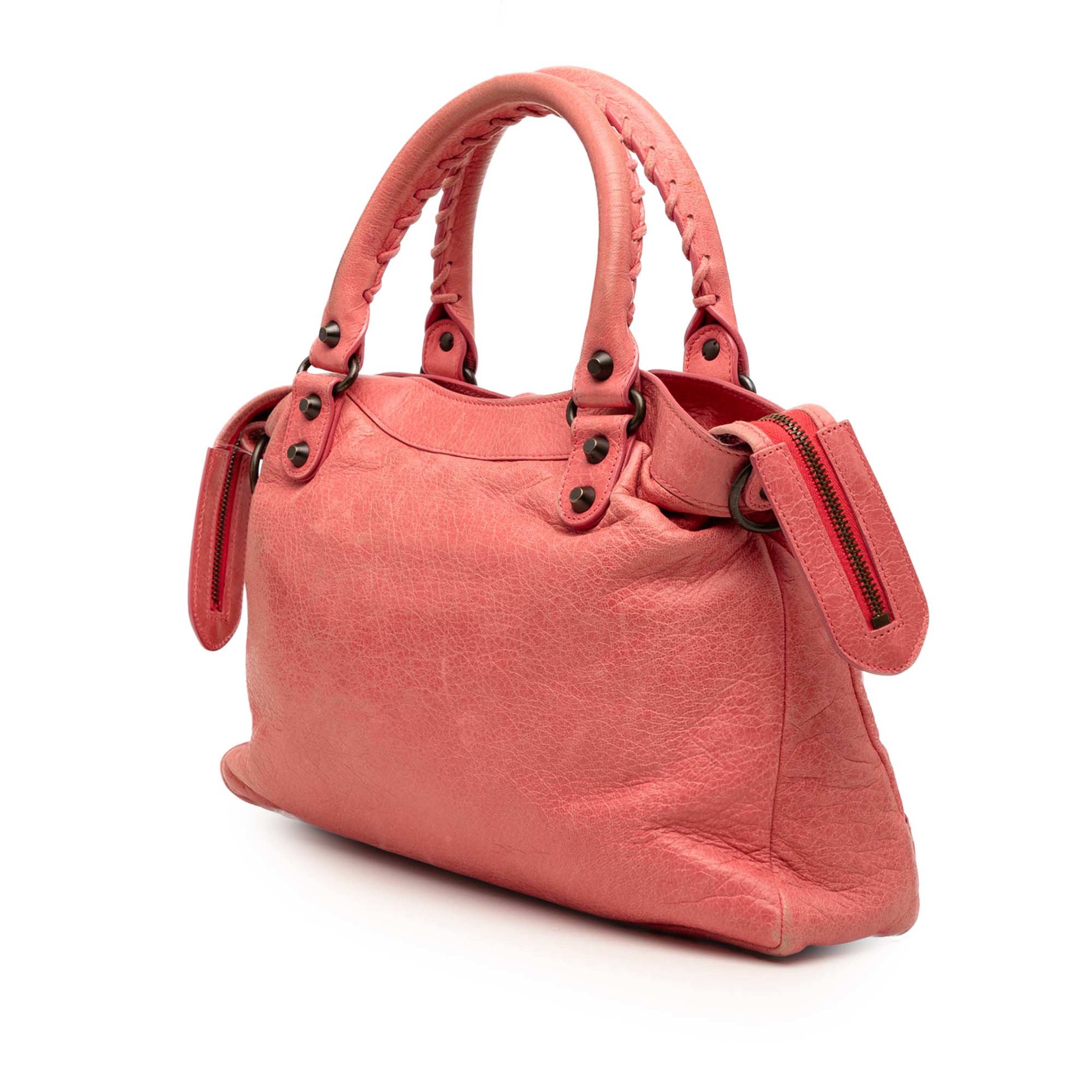 Balenciaga Lambskin Motocross Classic Town Satchel, från Luxclusif, i färgen rosa. Klicka för att öppna bilden i stort format