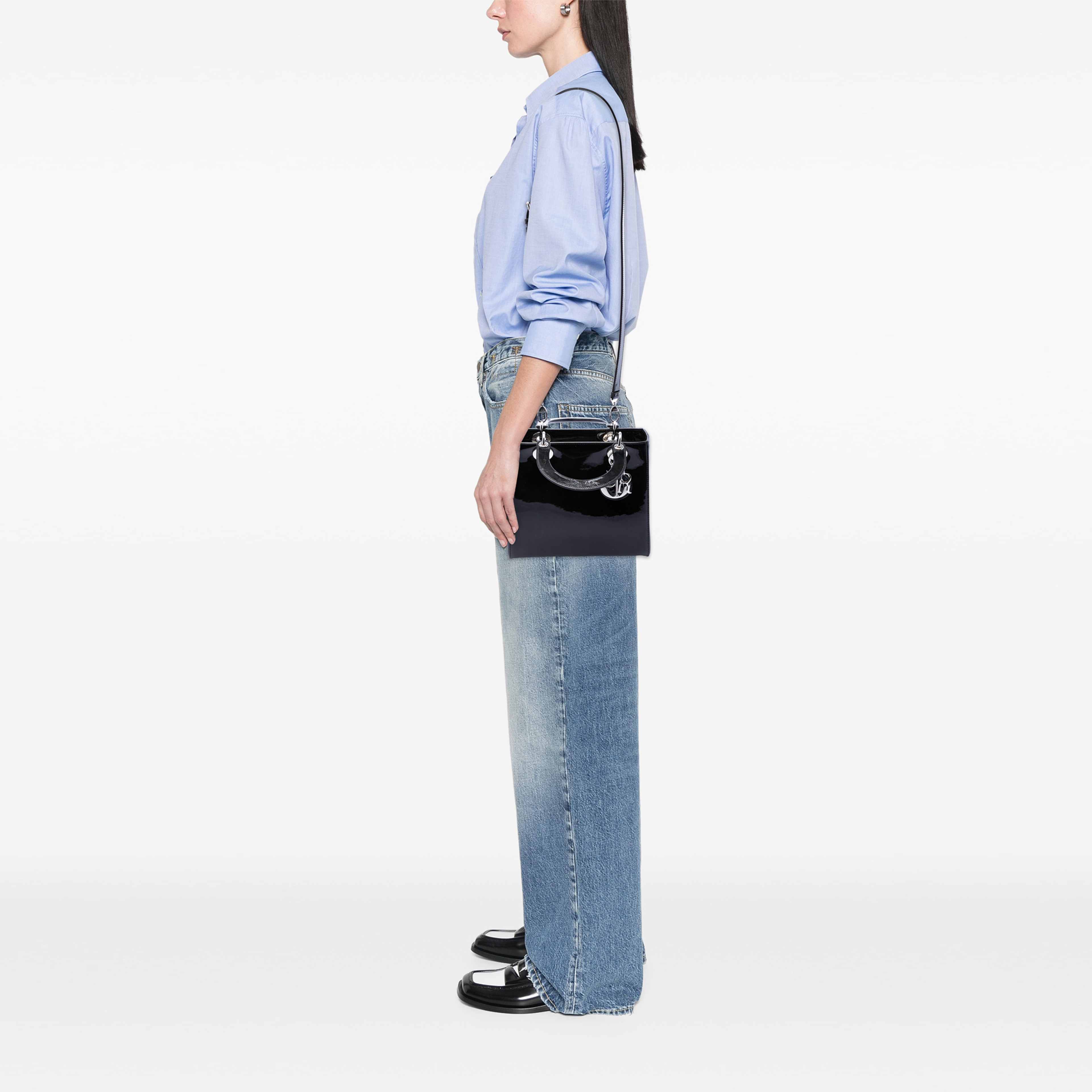 Dior Medium Patent Lady Dior, från Luxclusif, i färgen svart. Klicka för att öppna bilden i stort format