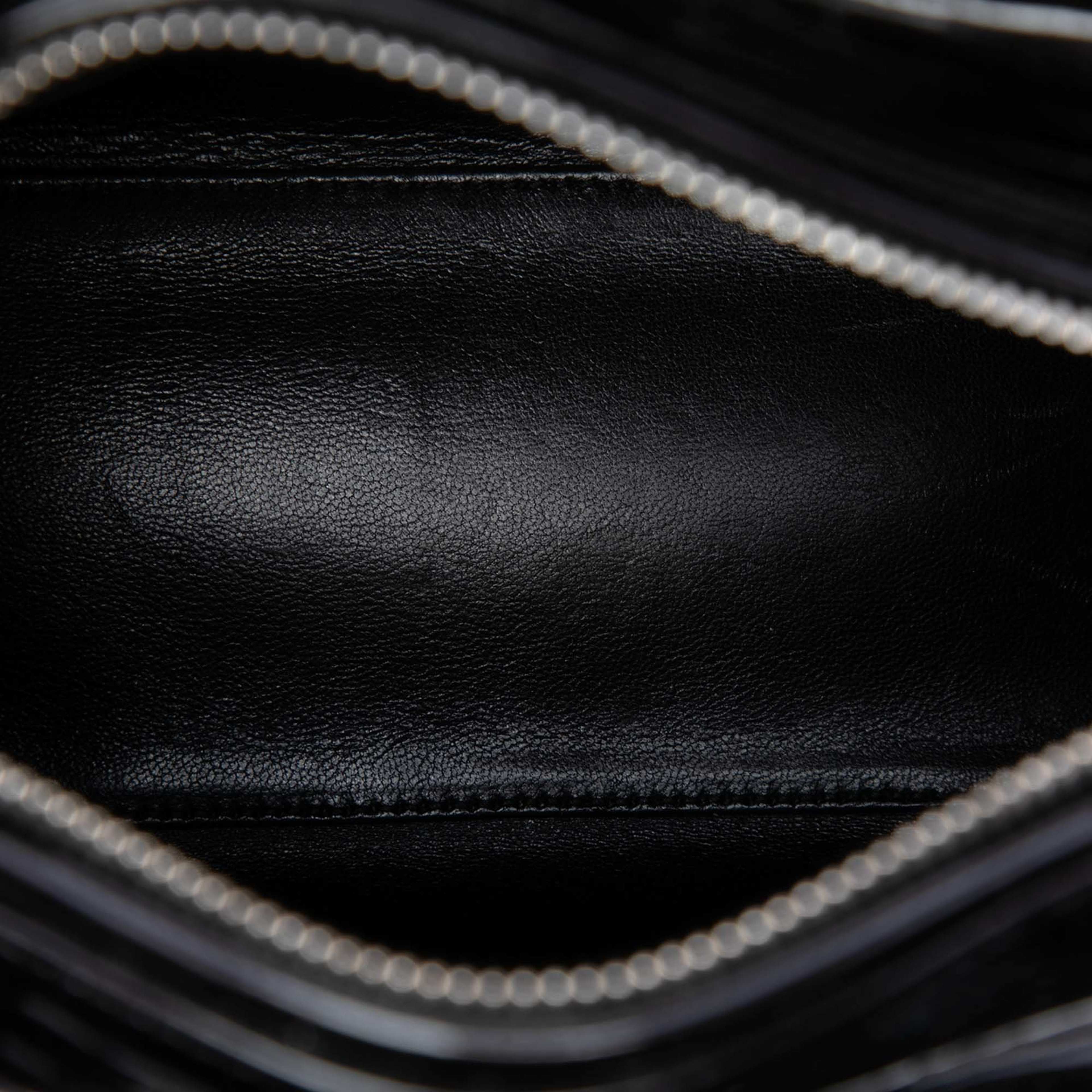 Dior Medium Patent Lady Dior, från Luxclusif, i färgen black. Klicka för att öppna bilden i stort format
