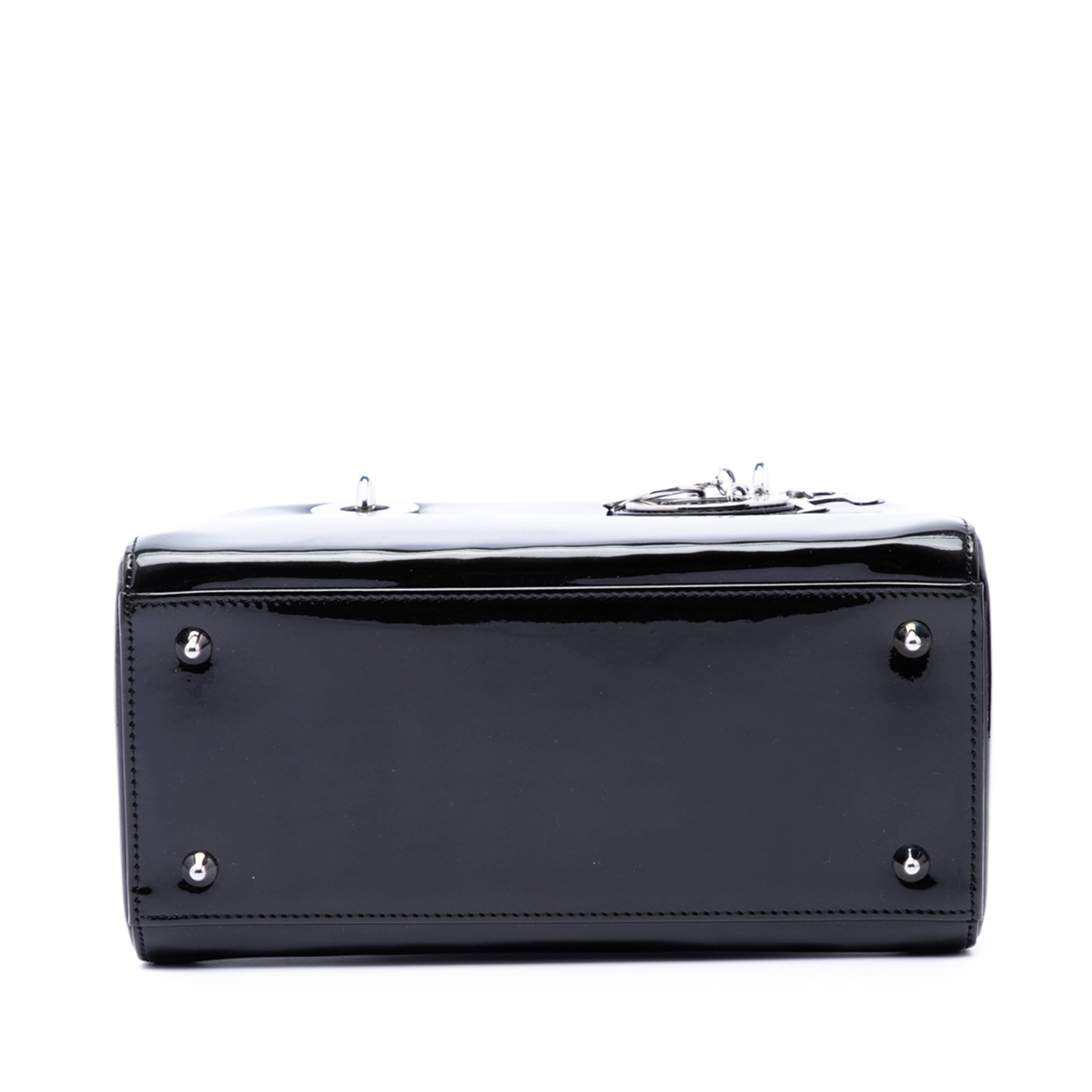 Dior Medium Patent Lady Dior, från Luxclusif, i färgen black. Klicka för att öppna bilden i stort format