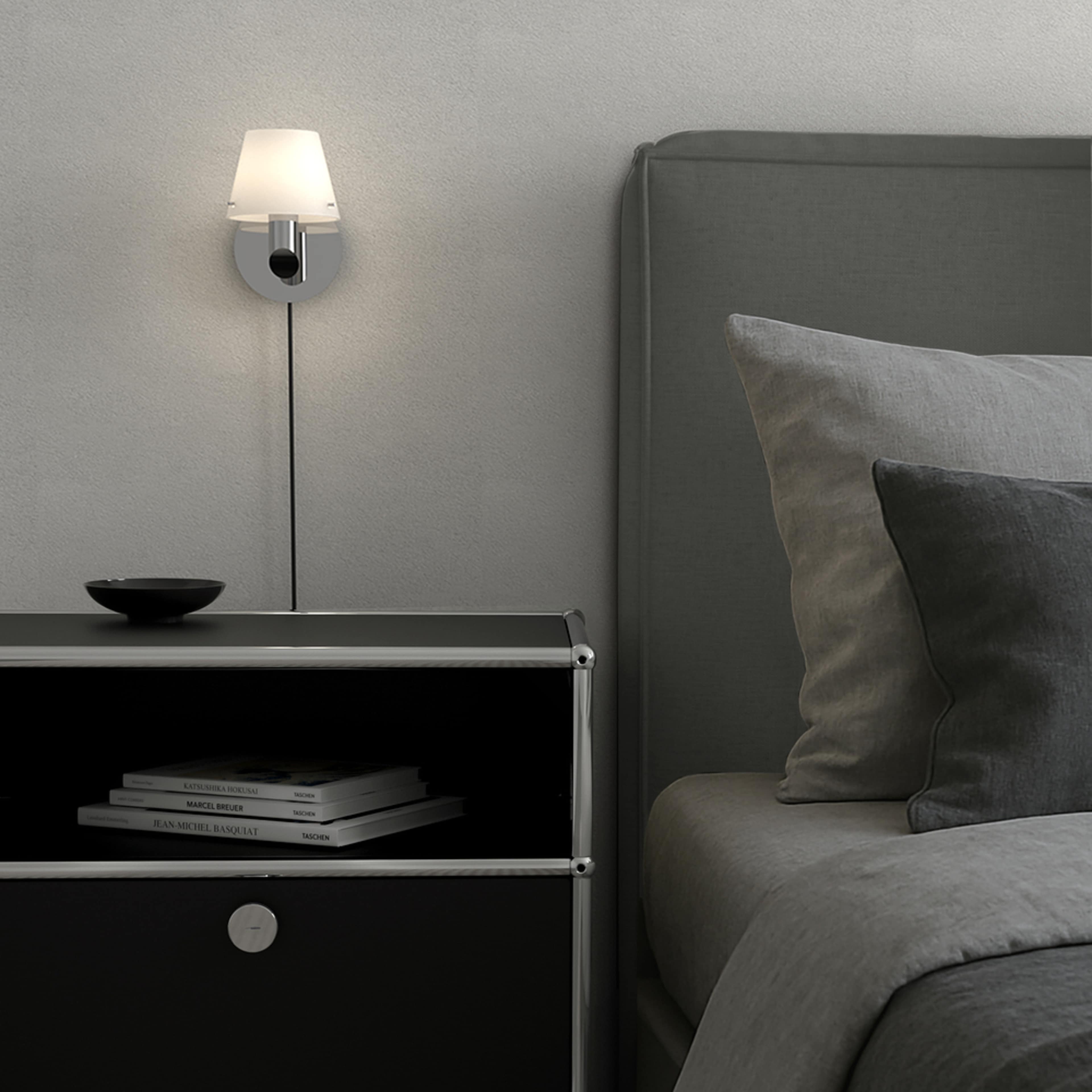 Vägglampa Gil, från Herstal, i färgen krom/opal glas. Klicka för att öppna bilden i stort format