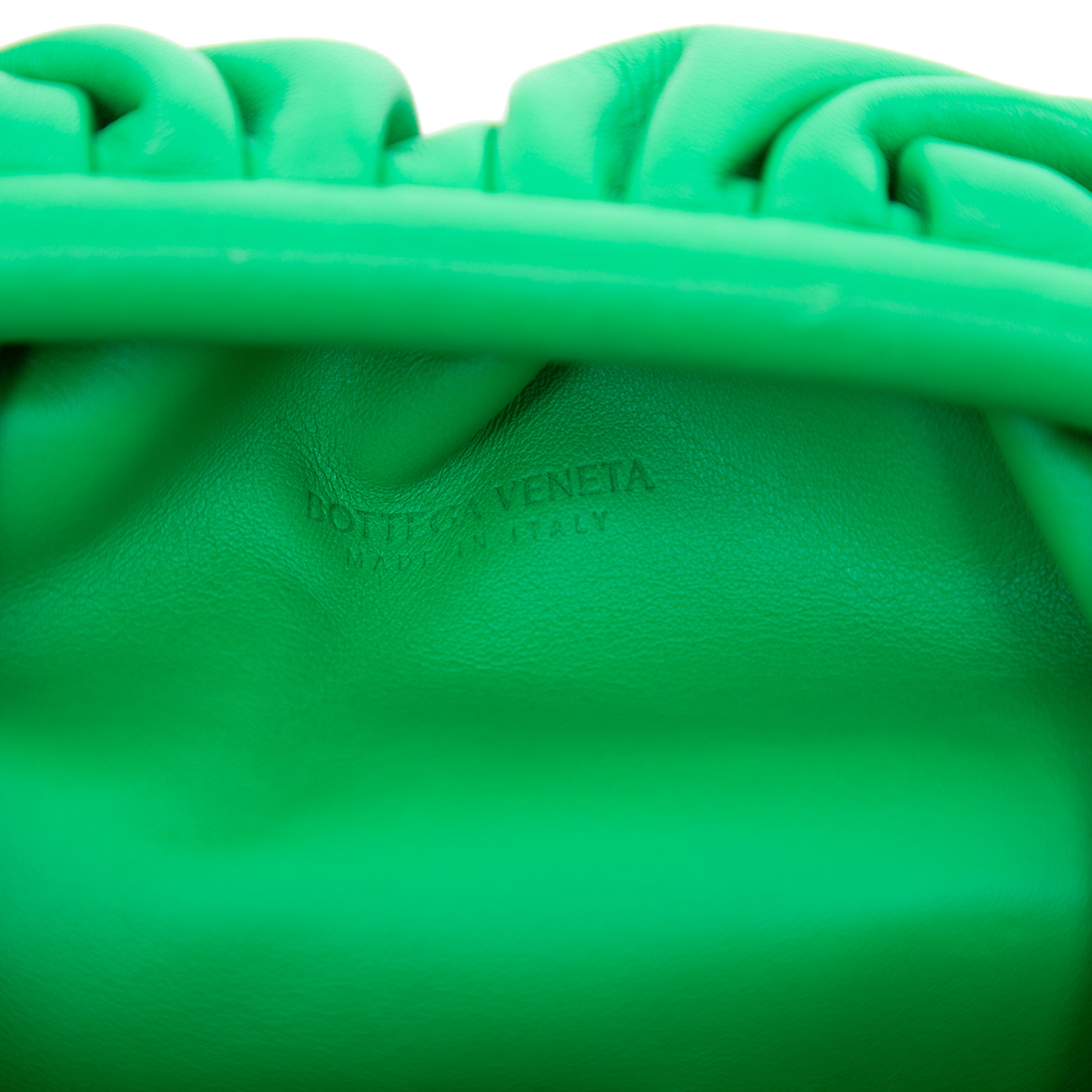 Bottega Veneta Lambskin The Mini Pouch Crossbody, från Luxclusif, i färgen lime. Klicka för att öppna bilden i stort format